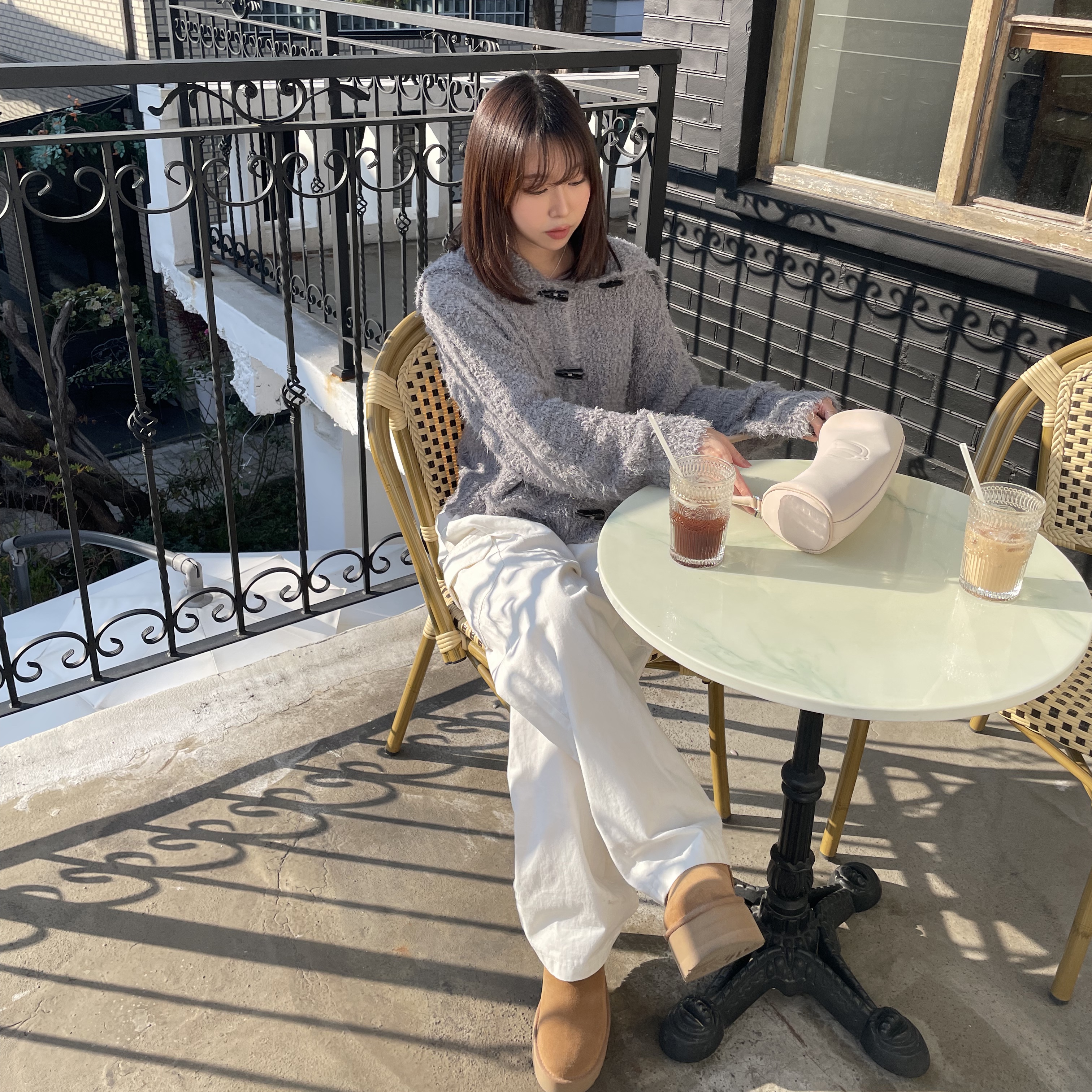 (W) UGG Classic Ultra Mini Platform Boots Chestnut 착용 스타일 - 1