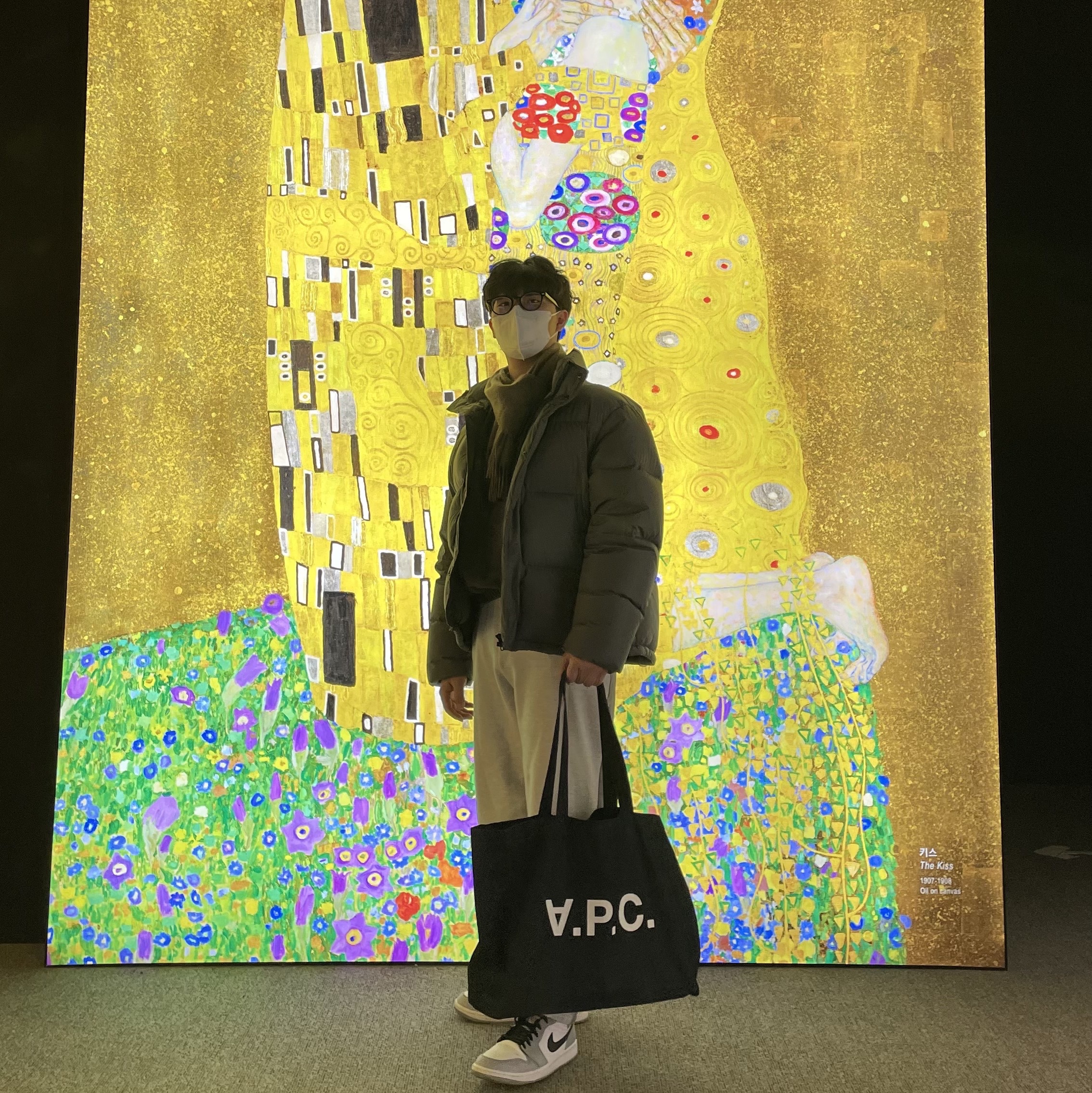 A.P.C. Diane Denim Tote Bag Black, IAB Studio Pigment Crewneck Black 착용 스타일