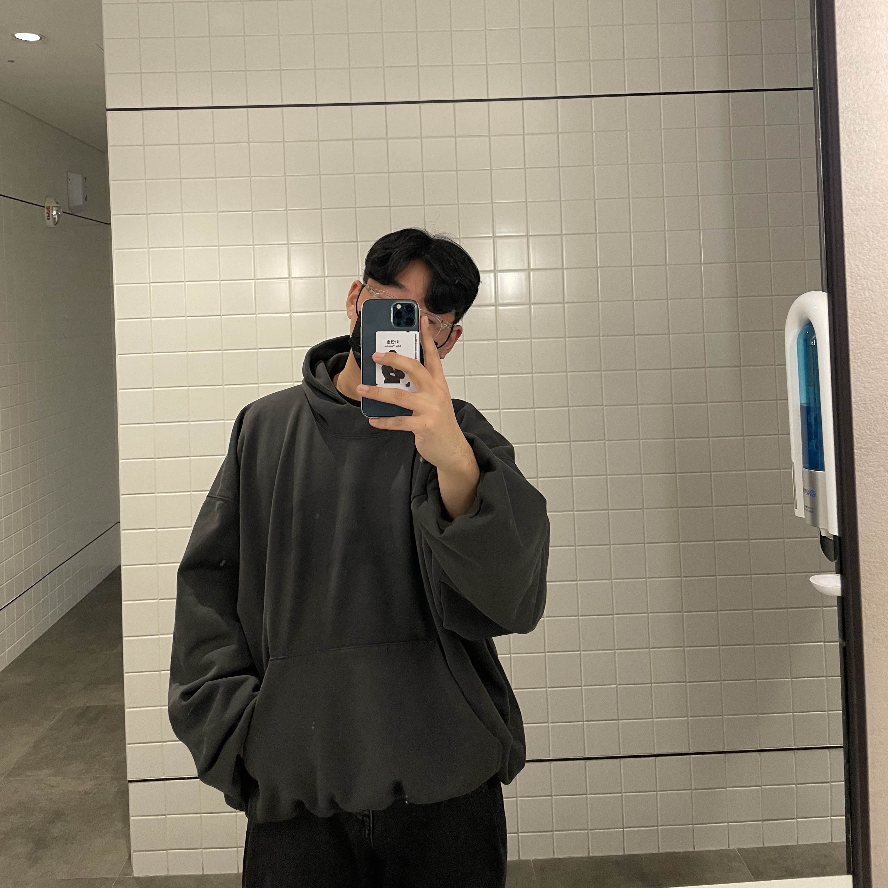 Yeezy Gap Engineered By Balenciaga Dove Hoodie Black 착용 스타일