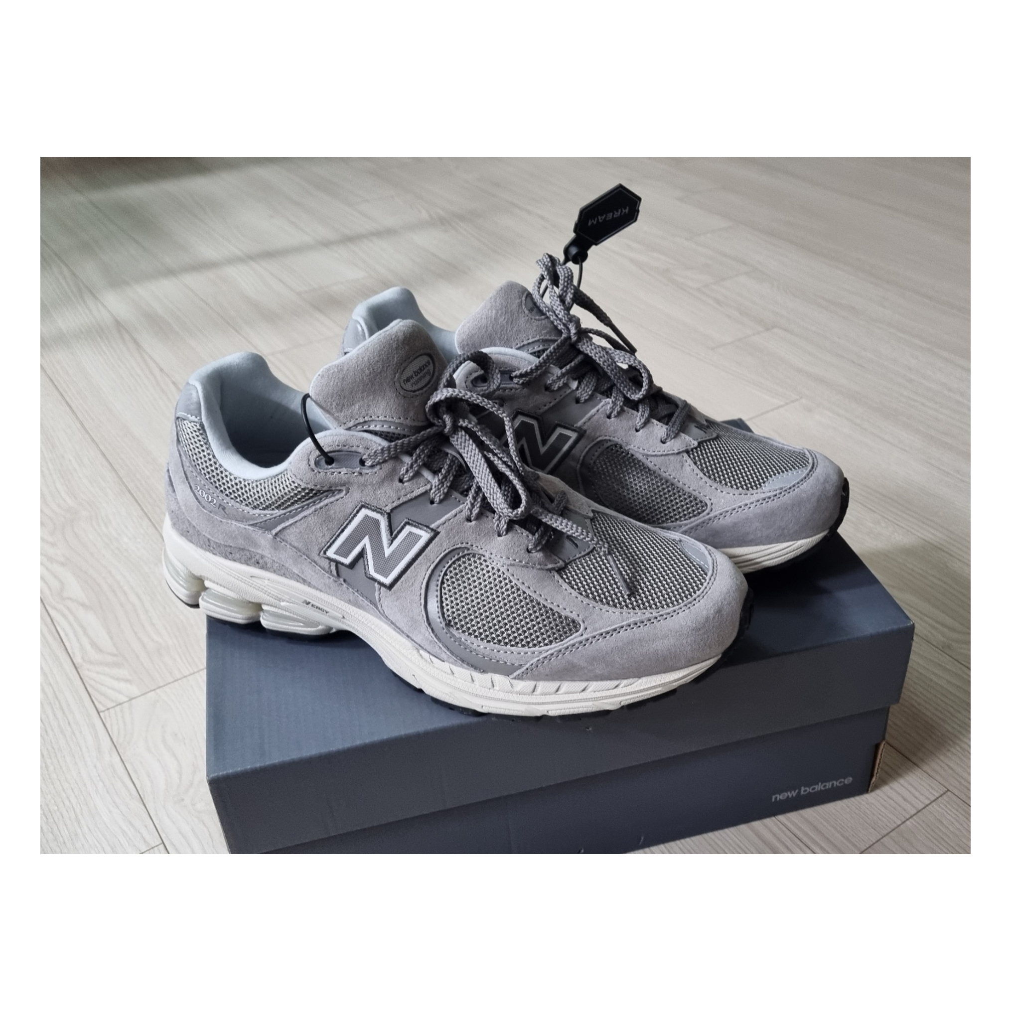 New Balance 2002R Grey 착용 스타일