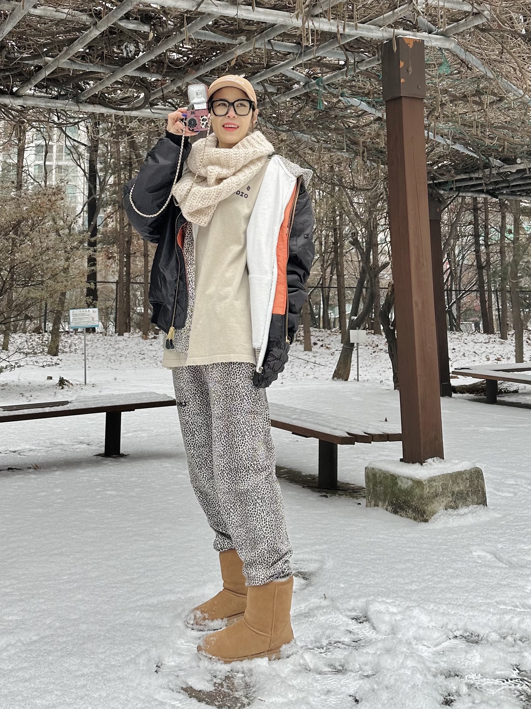 (W) UGG Classic Short II Boots Chestnut, IAB Studio Pigment T-Shirt Oatmeal 착용 스타일 - 2