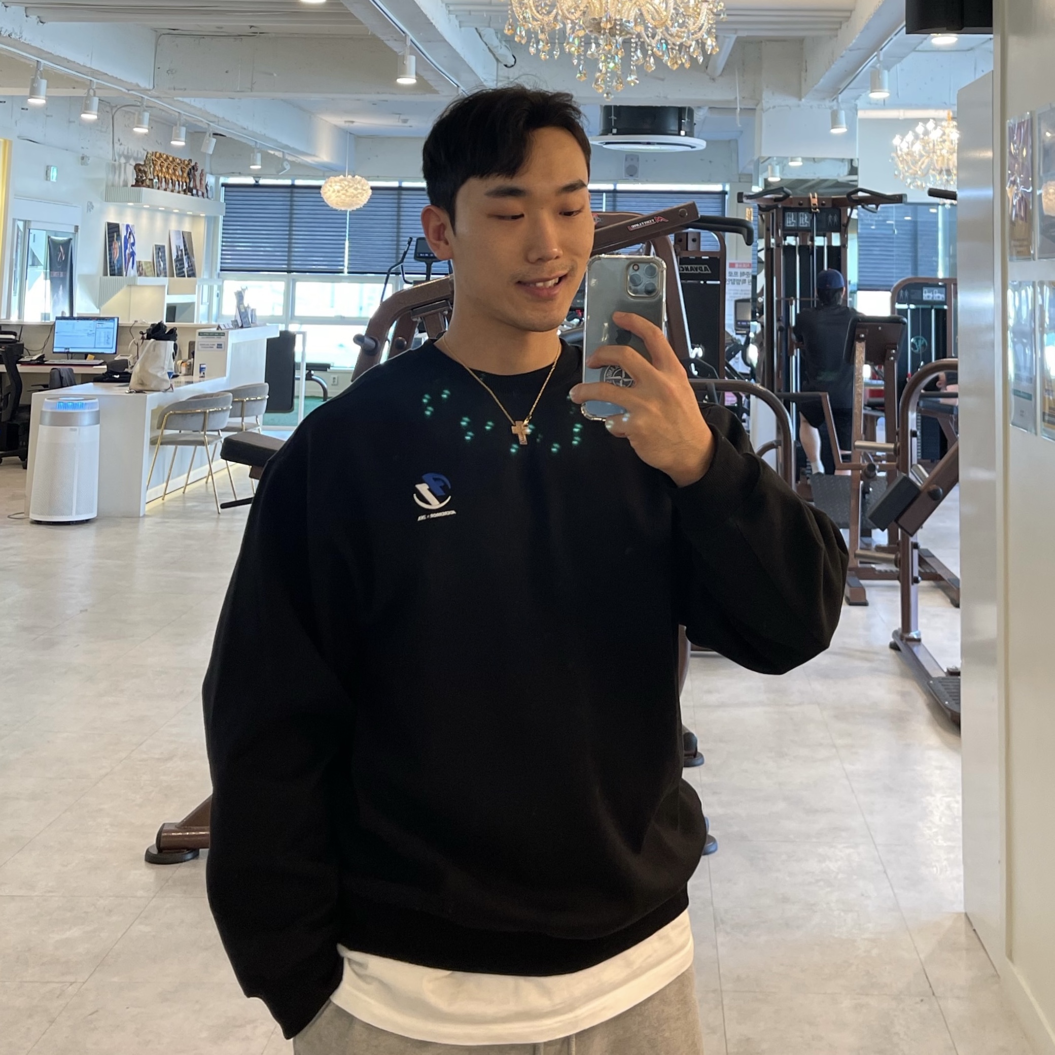 Zara x Ader Error Oversize Sweatshirt Black 착용 스타일
