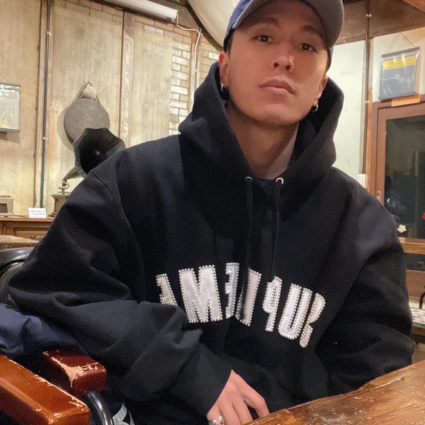 Supreme Pearl Logo Hooded Sweatshirt Black - 21FW, Supreme Waxed Cotton Camp Cap Navy - 21FW 착용 스타일 - 1