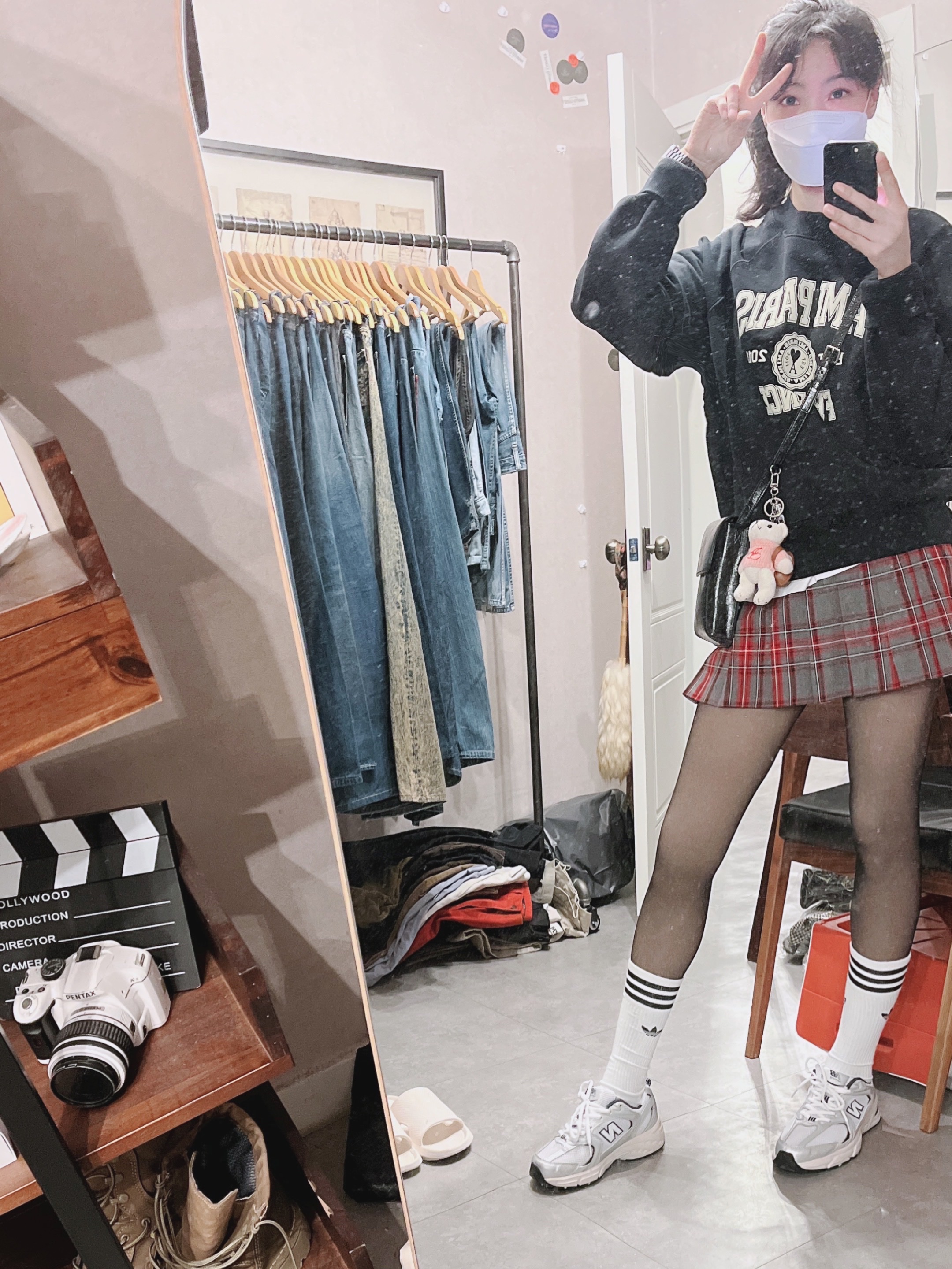 AMI Paris France Sweatshirt Black, Apple Airpods 3rd Gen with MagSafe Charging Case (Korean Ver.) 착용 스타일 - 2