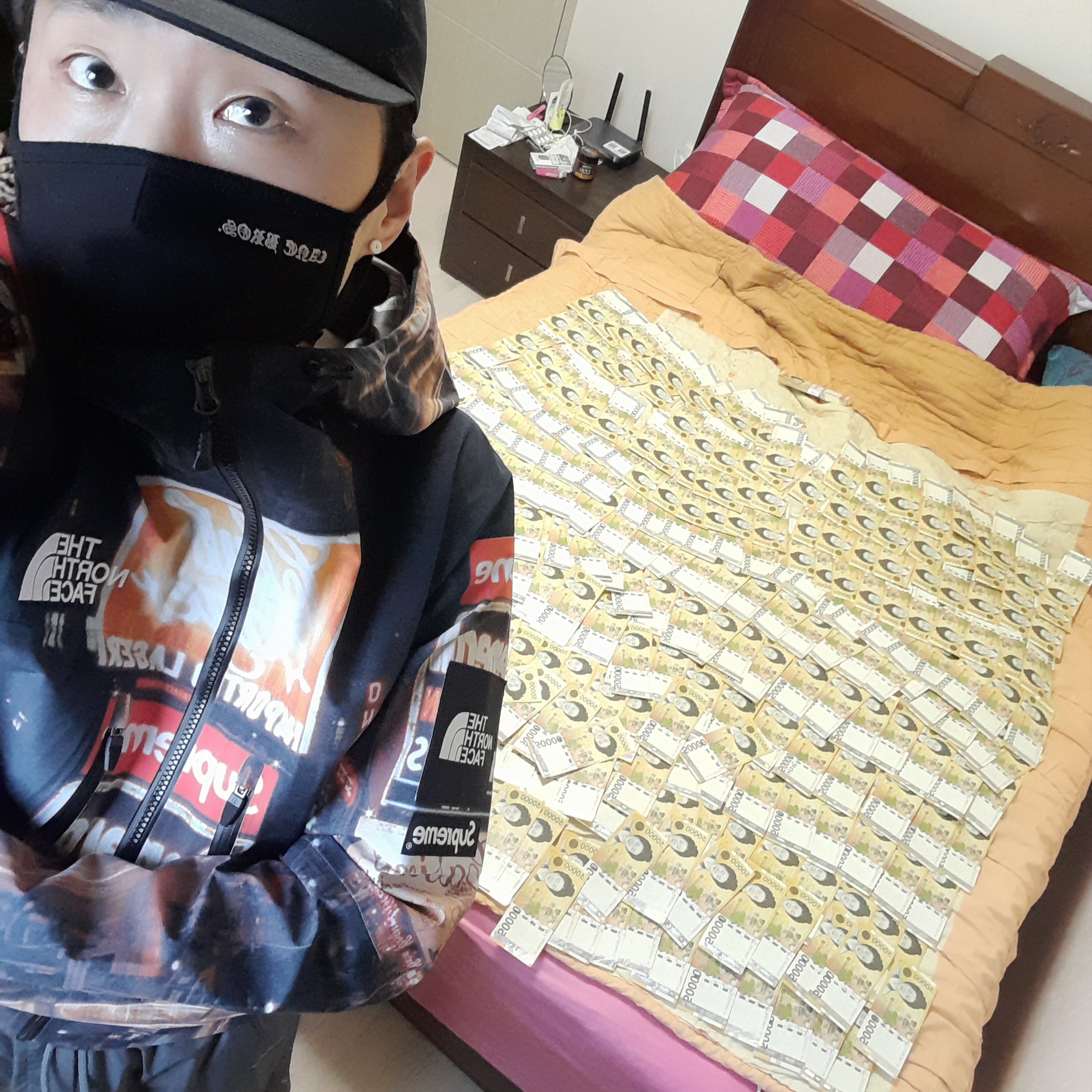 Supreme x The North Face Taped Seam Shell Jacket Times Square - 22FW 착용 스타일 - 1