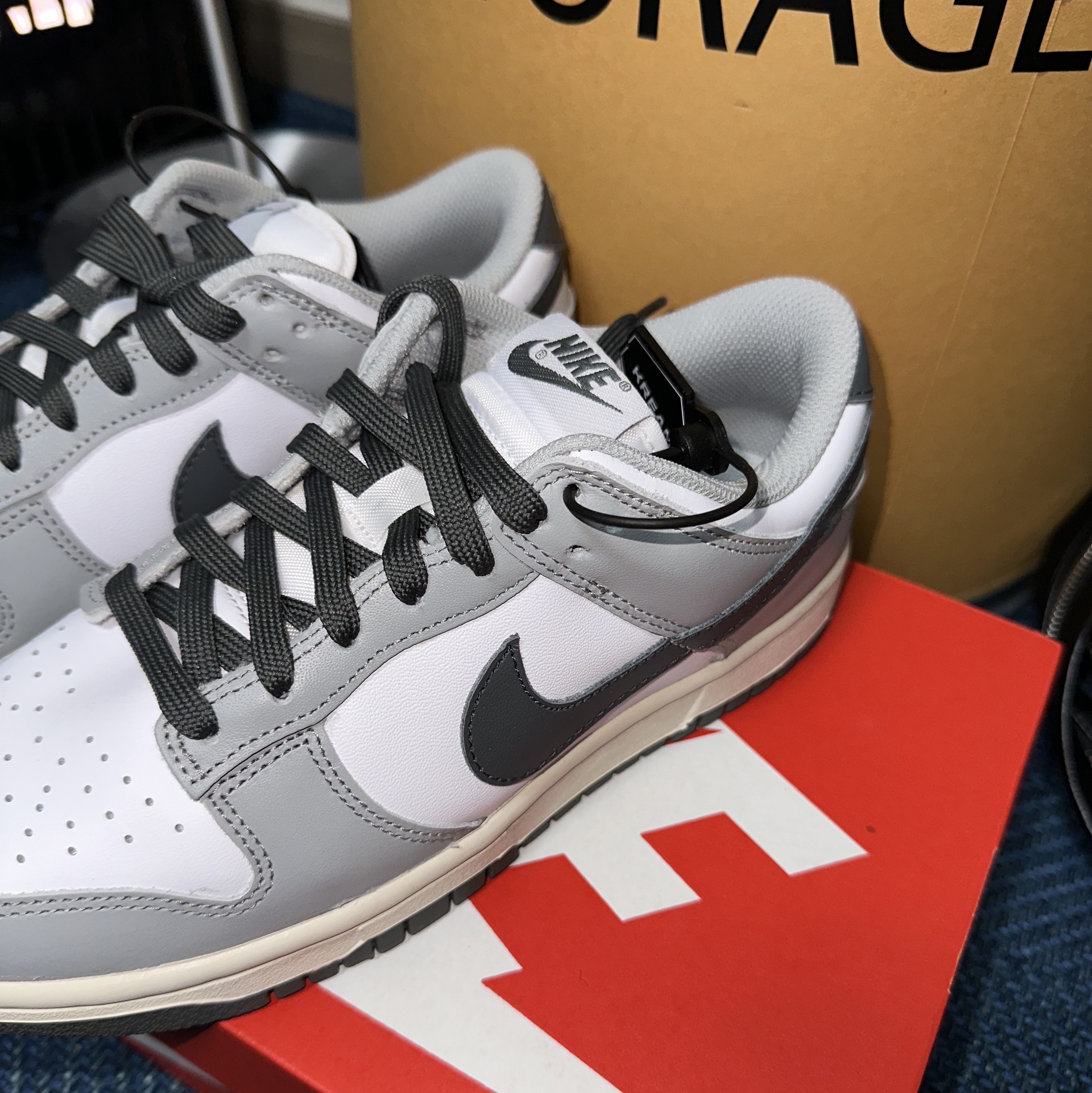 (W) Nike Dunk Low Light Smoke Grey 착용 스타일 - 1