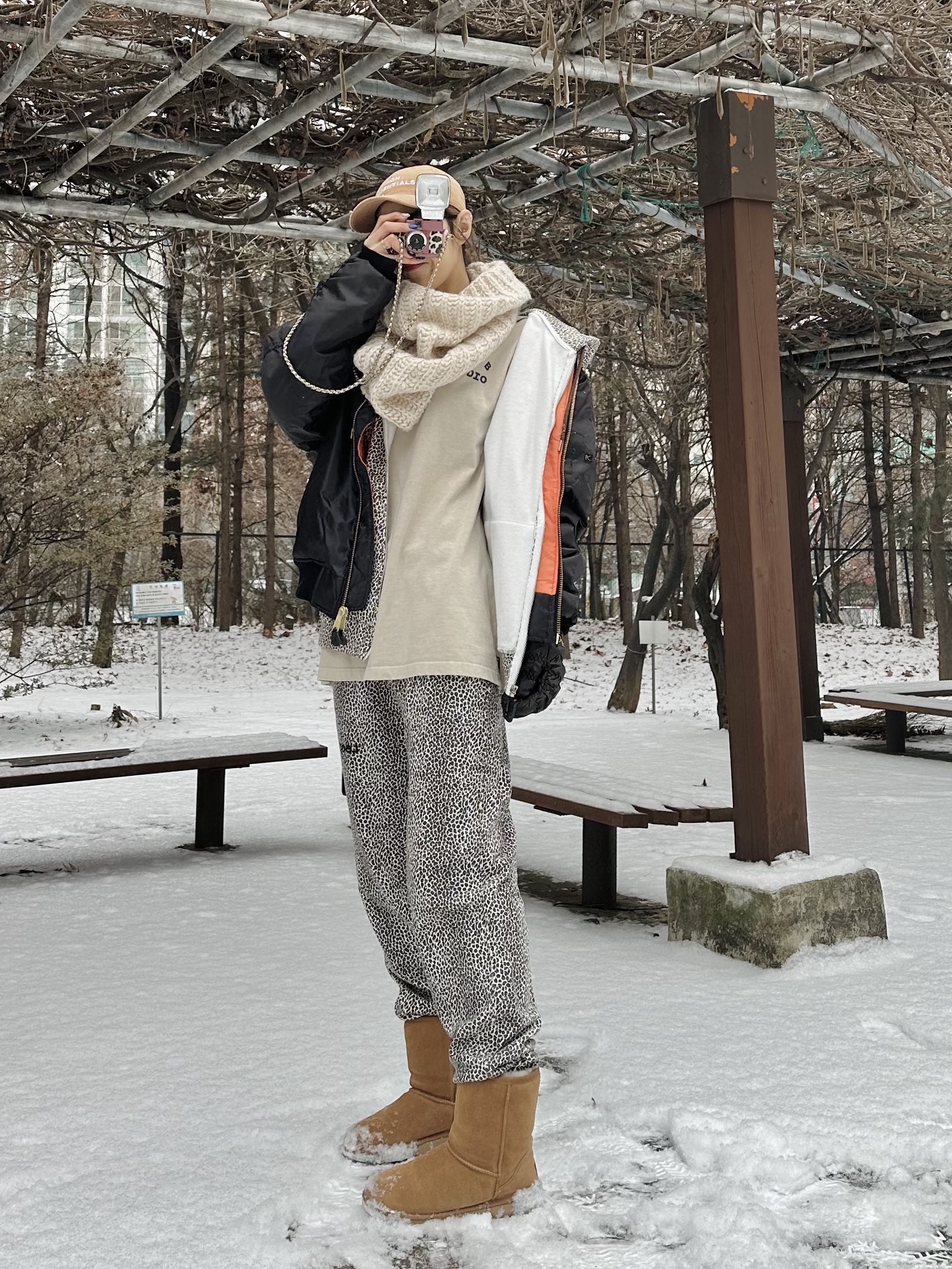 (W) UGG Classic Short II Boots Chestnut, IAB Studio Pigment T-Shirt Oatmeal 착용 스타일 - 1