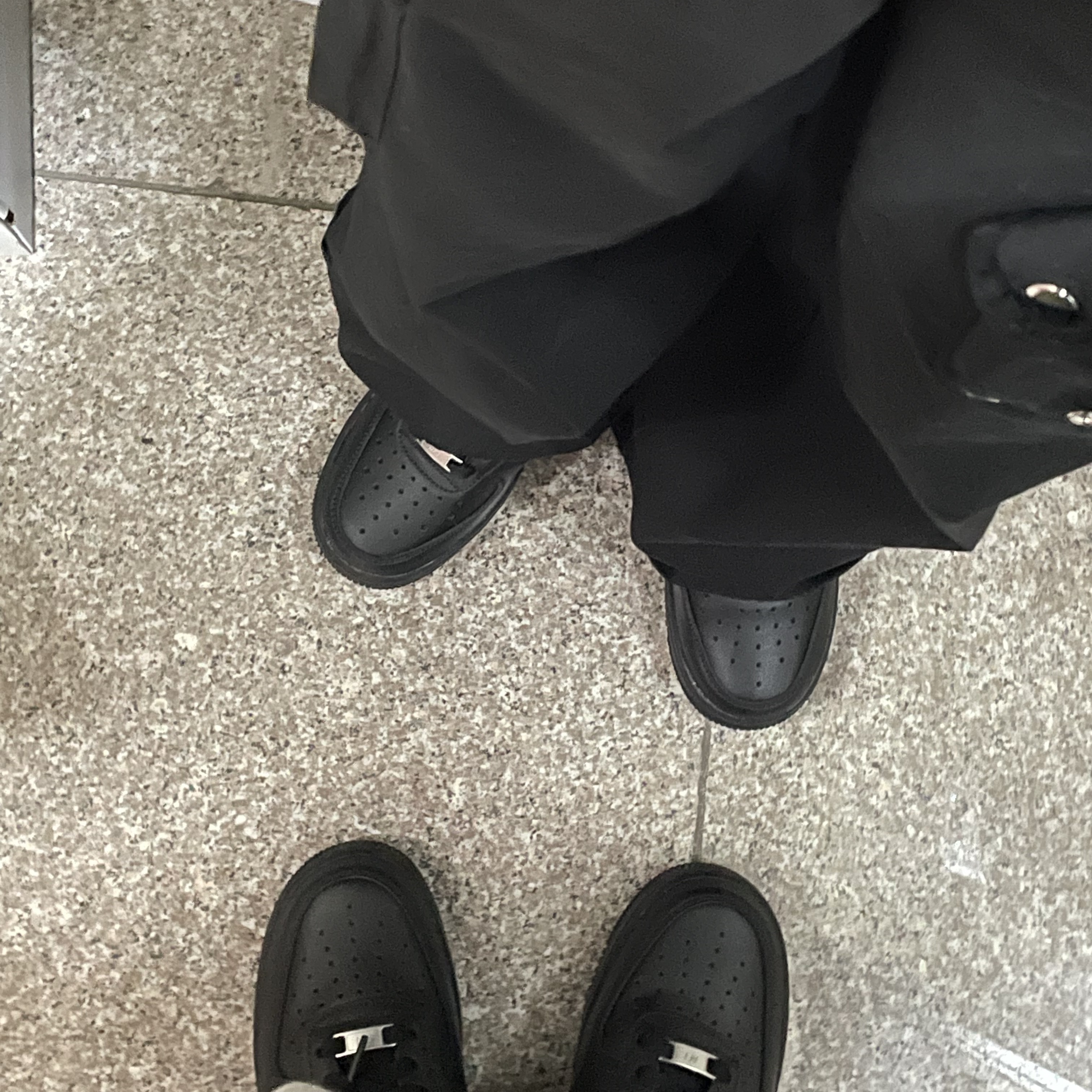 Nike Air Force 1 '07 Low Triple Black 착용 스타일