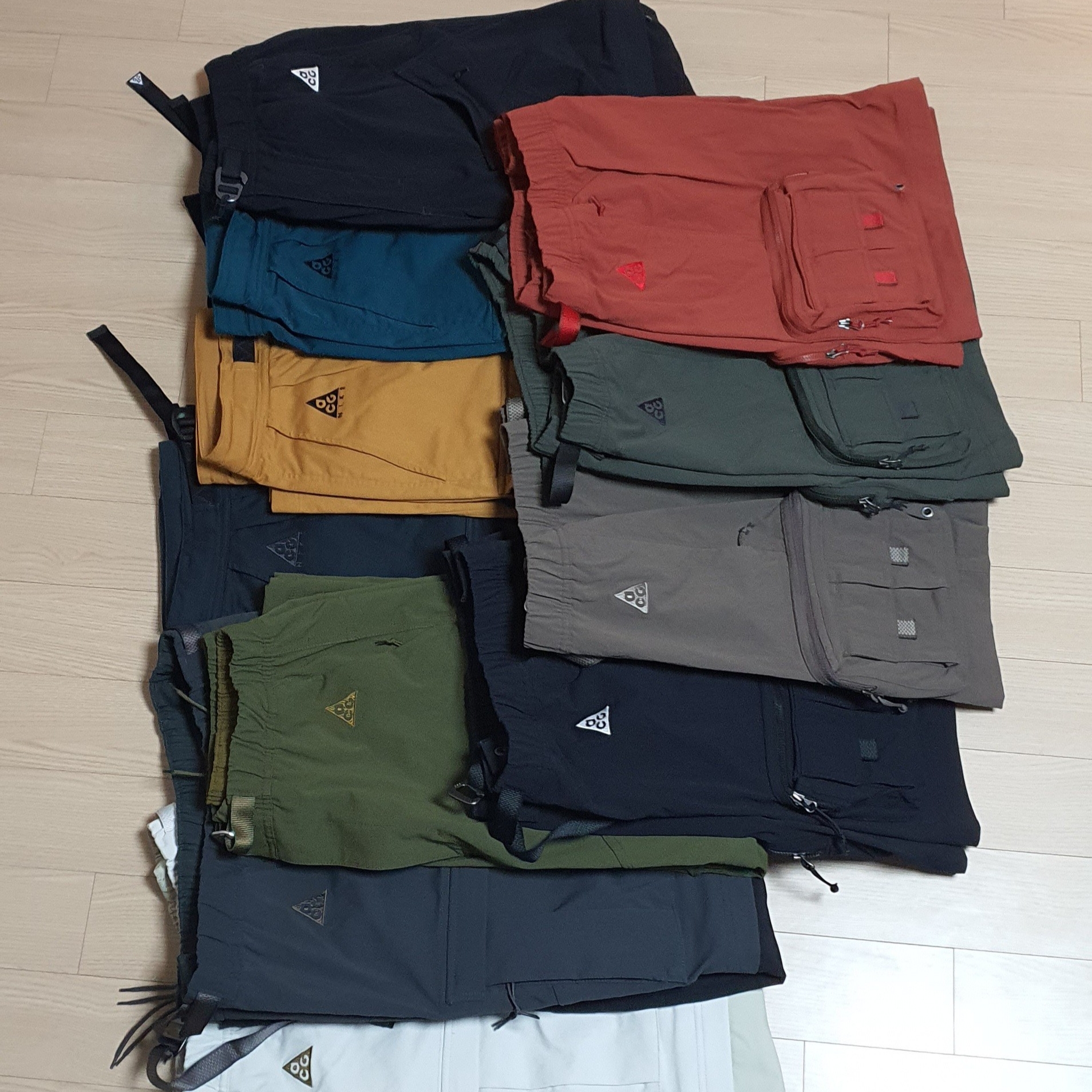 Nike ACG Cargo Shorts Ironstone - Asia, Nike ACG Cargo Shorts Black - Asia 착용 스타일 - 2