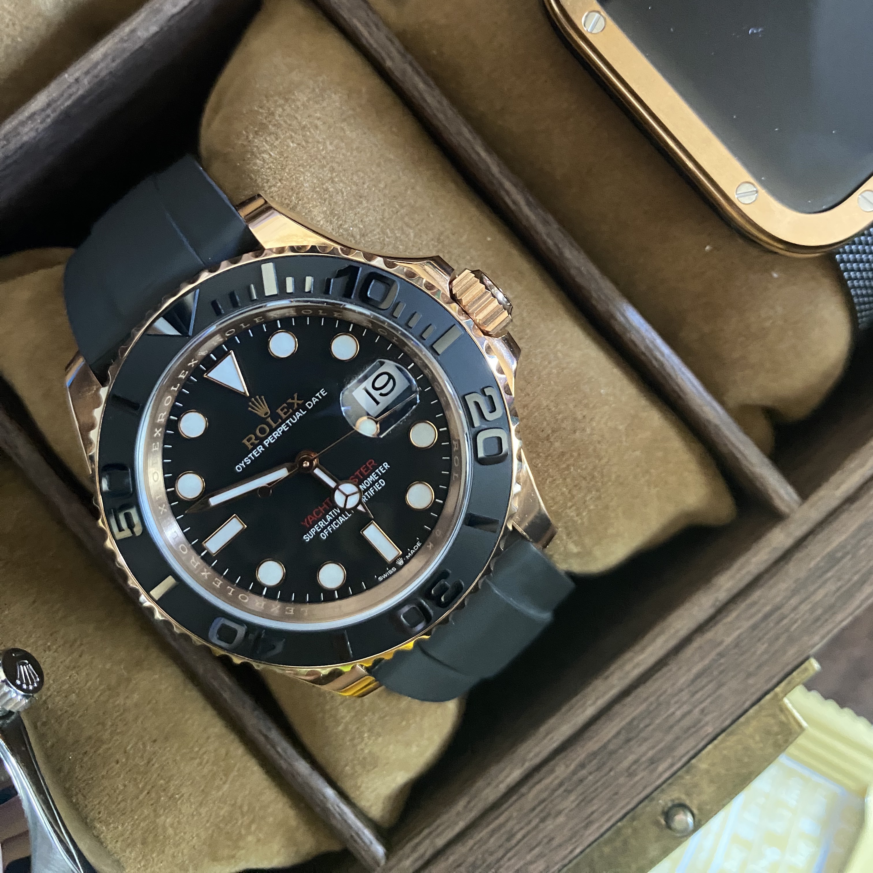 Rolex Yacht-Master 37mm 268655 Black Oysterflex 착용 스타일