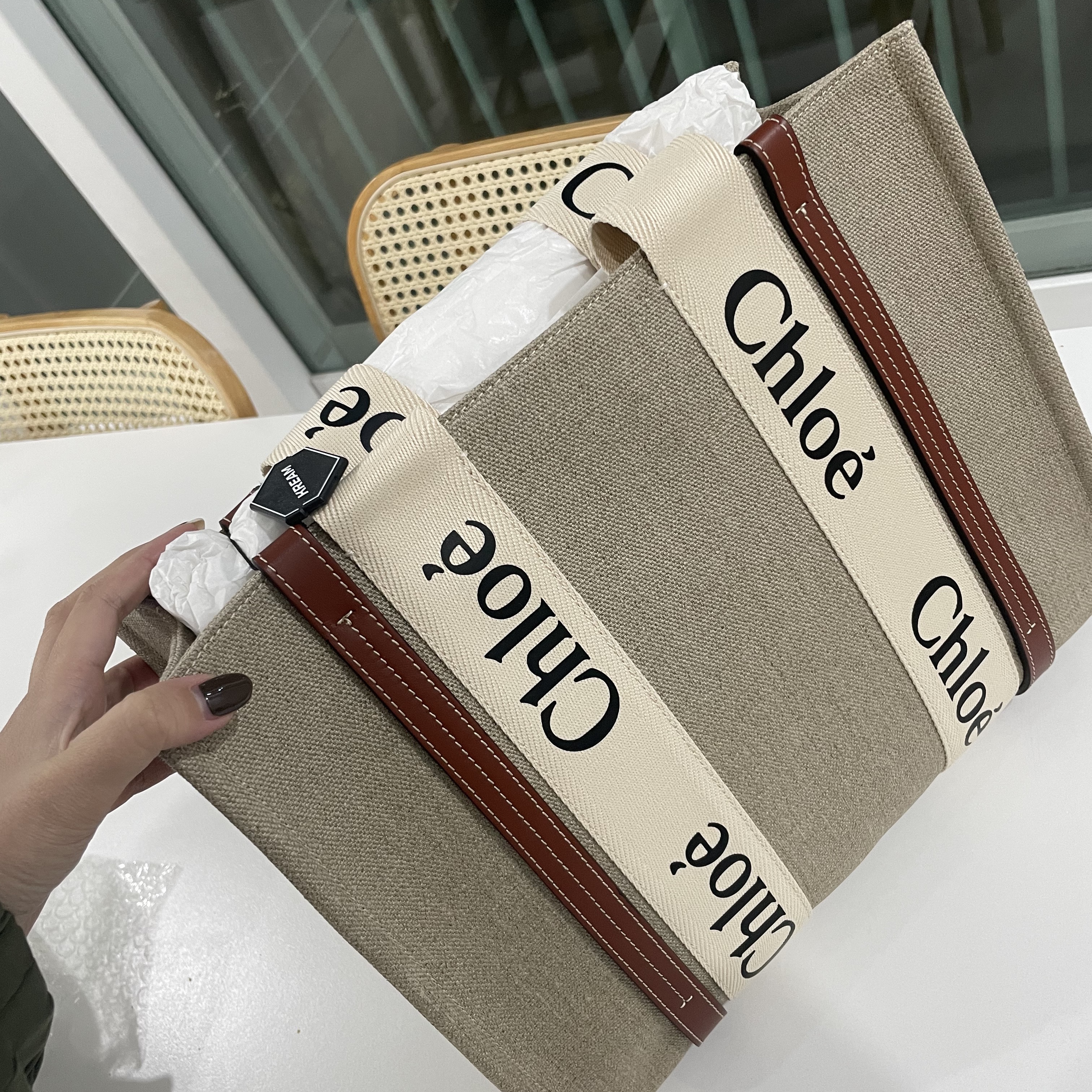 Chloe Woody Medium Tote Bag White Brown 착용 스타일
