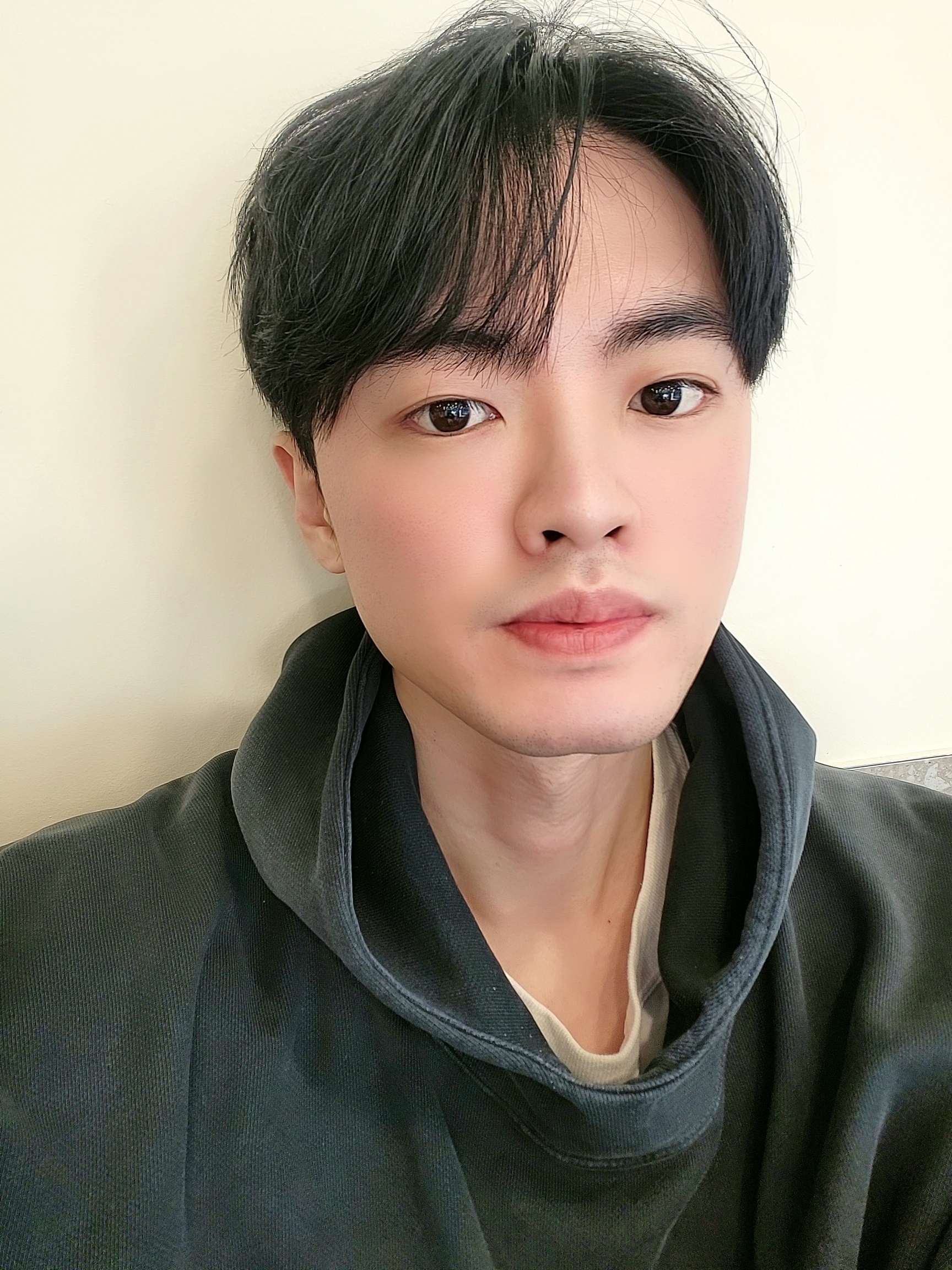 Yeezy Gap Engineered By Balenciaga Dove Hoodie Washed Black 착용 스타일