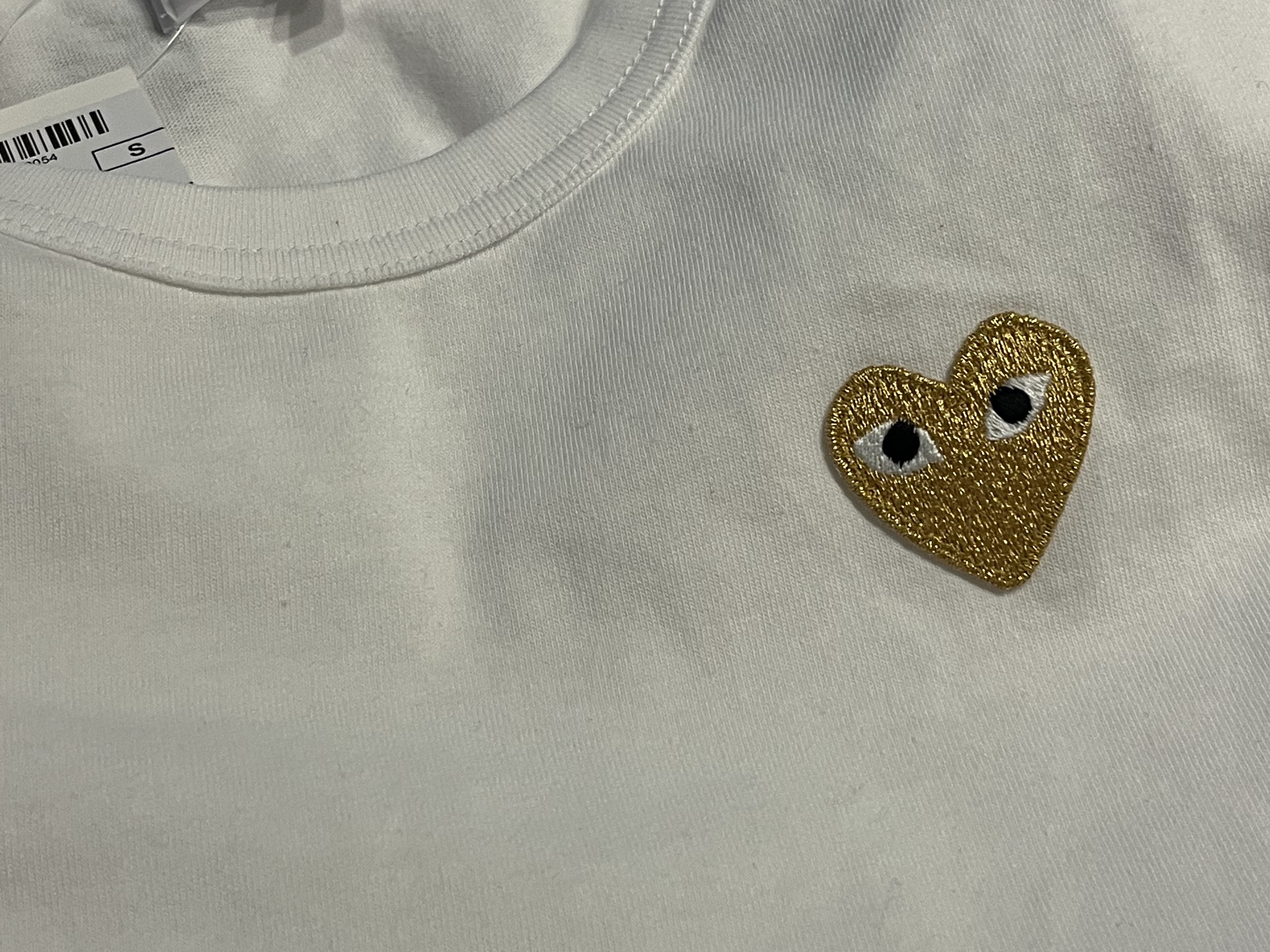 (W) Play Comme des Garcons Gold Heart T-Shirt White 착용 스타일