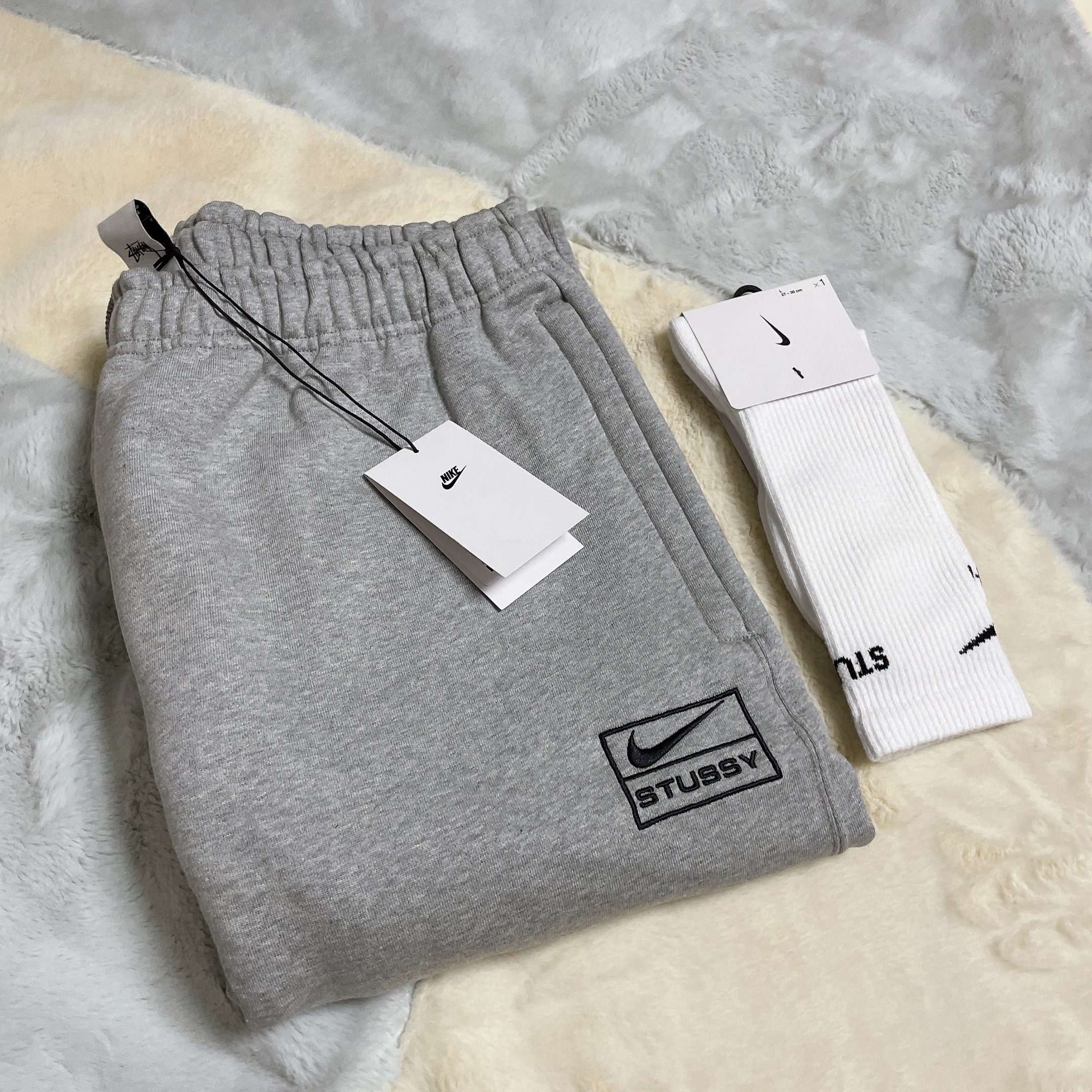 Nike x Stussy NRG Fleece Pants Dark Grey Heather (DO9340-063), Nike x Stussy NRG Crew Socks White Black 착용 스타일 - 2