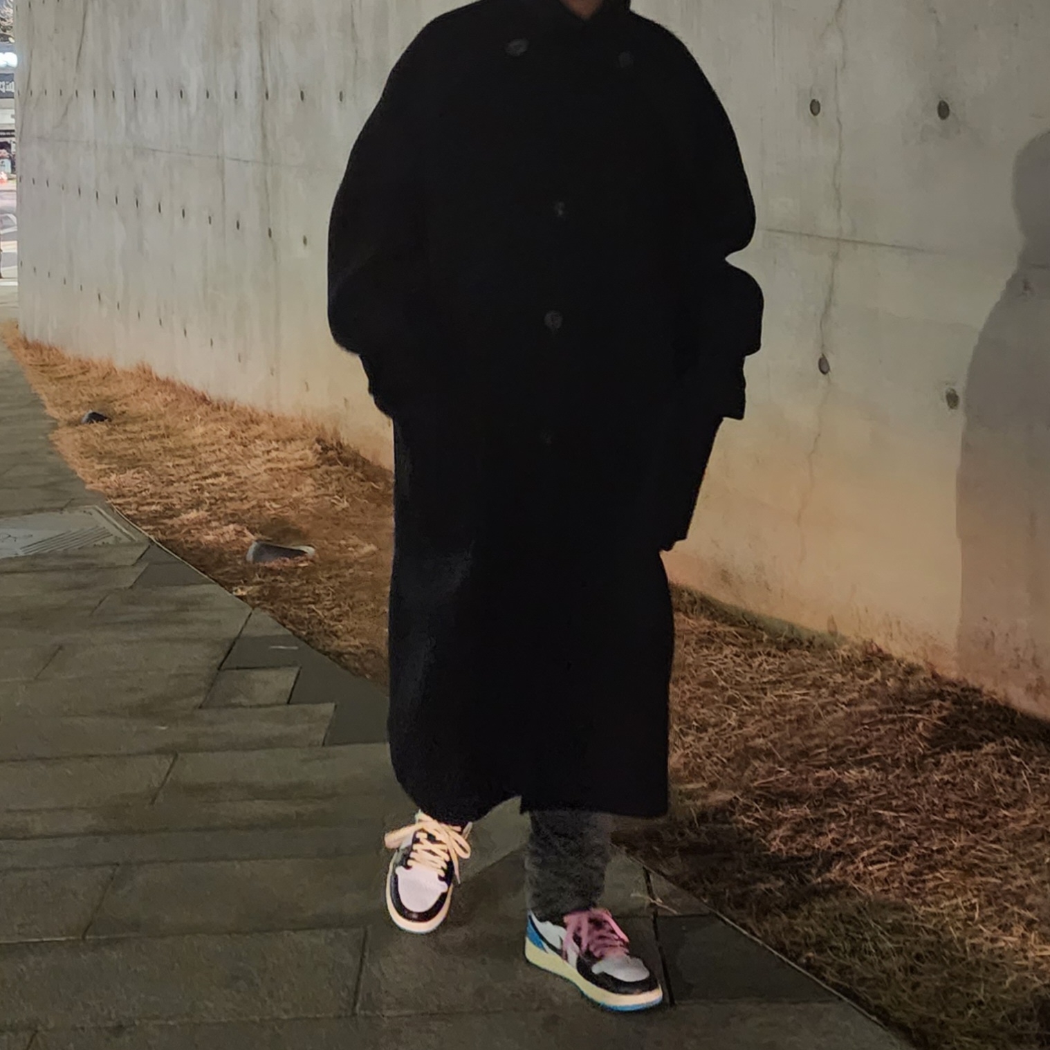 Undermycar Legion.03 Slim Fit Blue Stitch Washed Jeans Washed Gray, Undermycar Legion.02 Balmacaan Oversized Wool Coat Black 착용 스타일