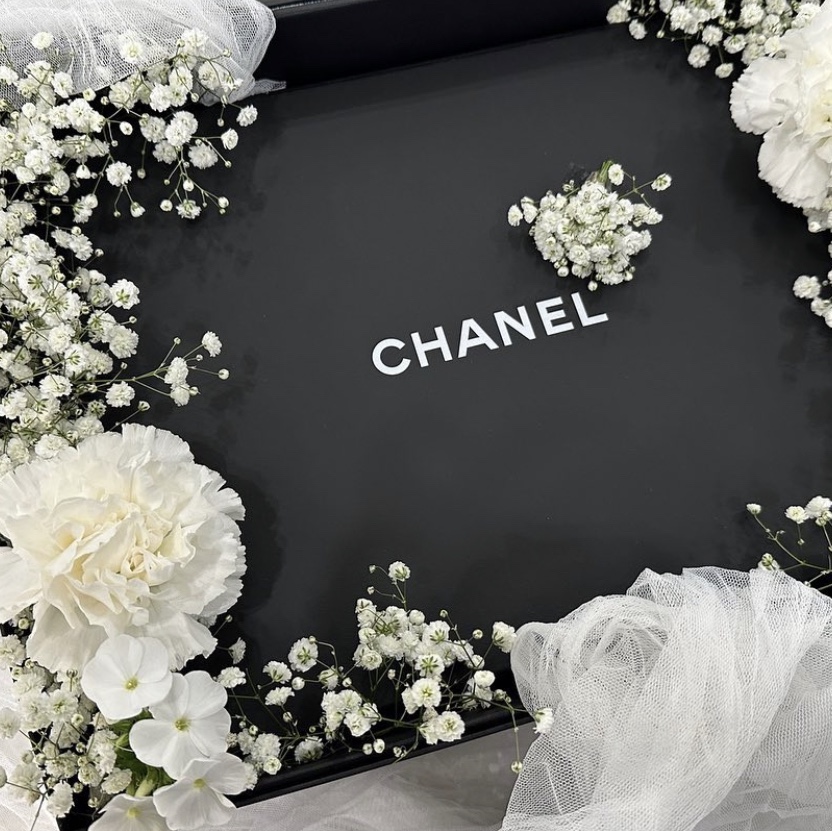 Chanel Flap Bag with Top Handle Grained Calfskin & Gold Black 착용 스타일 - 2