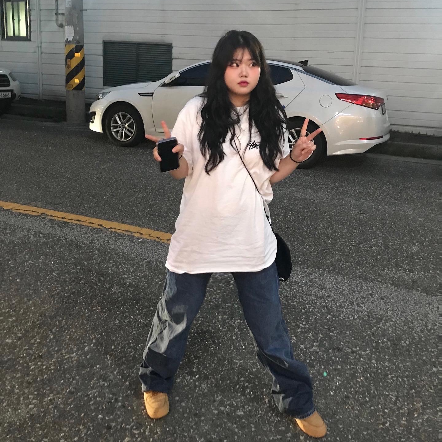 Stussy Fuzzy Dice T-Shirt White 착용 스타일 - 2