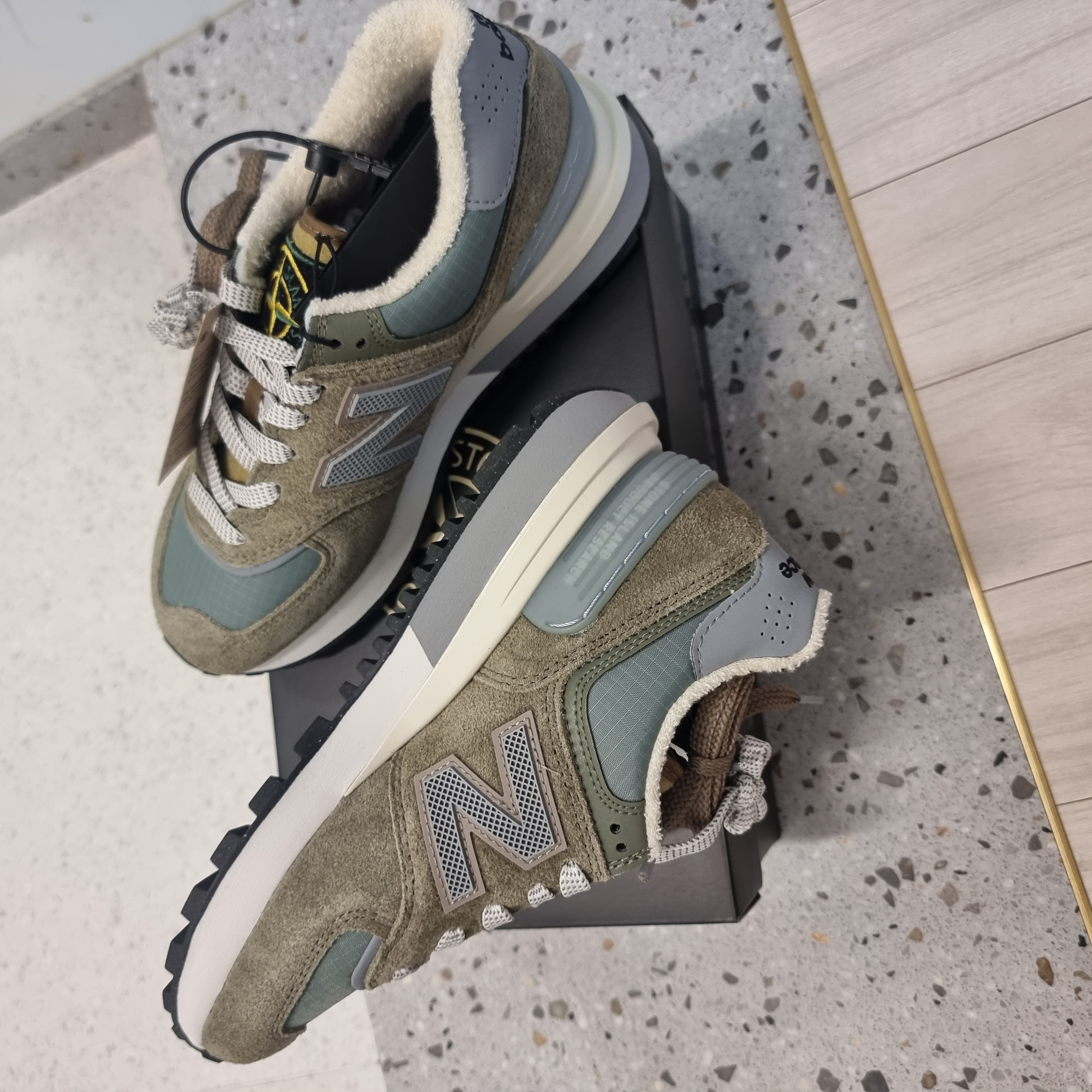 New Balance x Stone Island 574 Legacy Green 착용 스타일 - 3