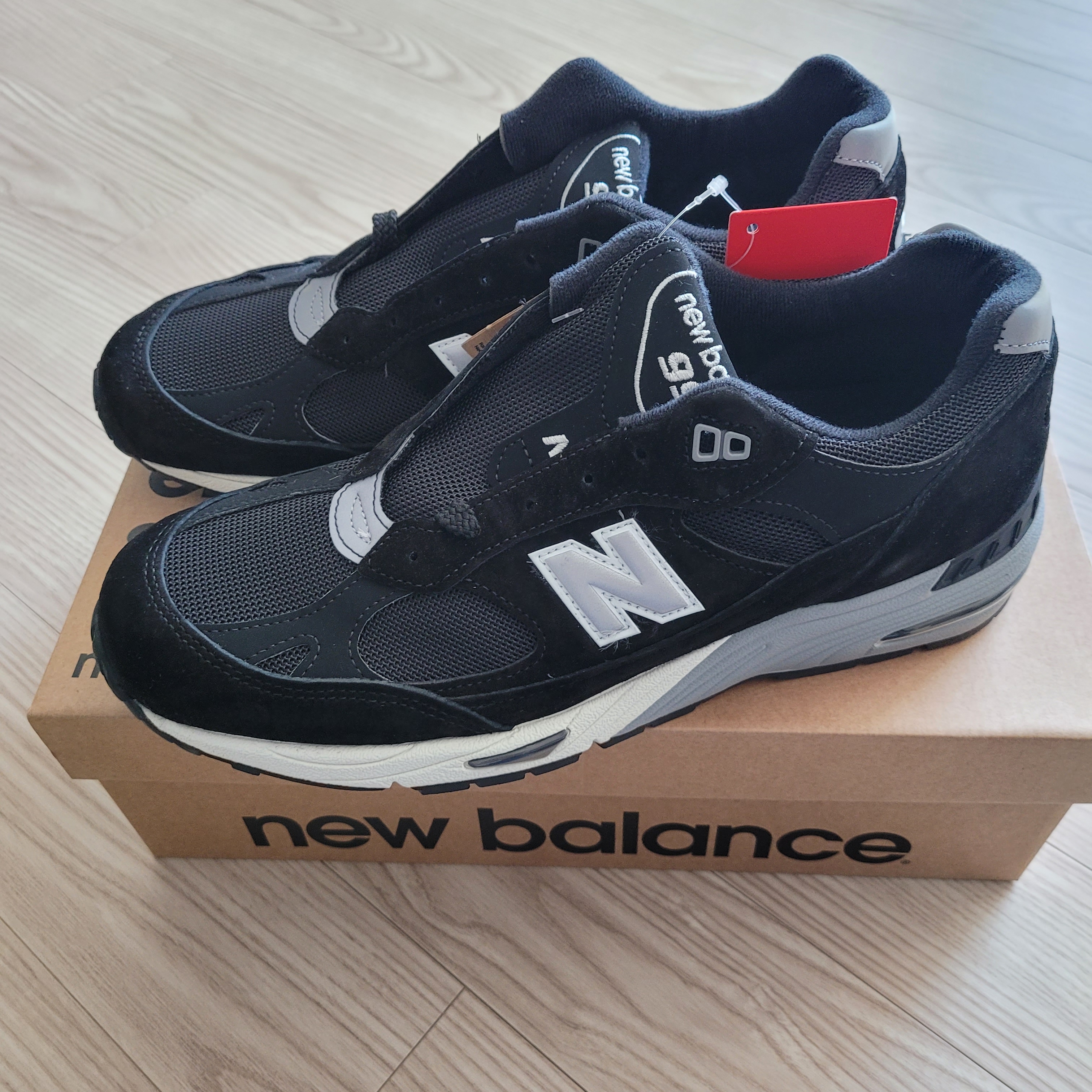 New Balance 991 Made in UK Black Silver 착용 스타일 - 2