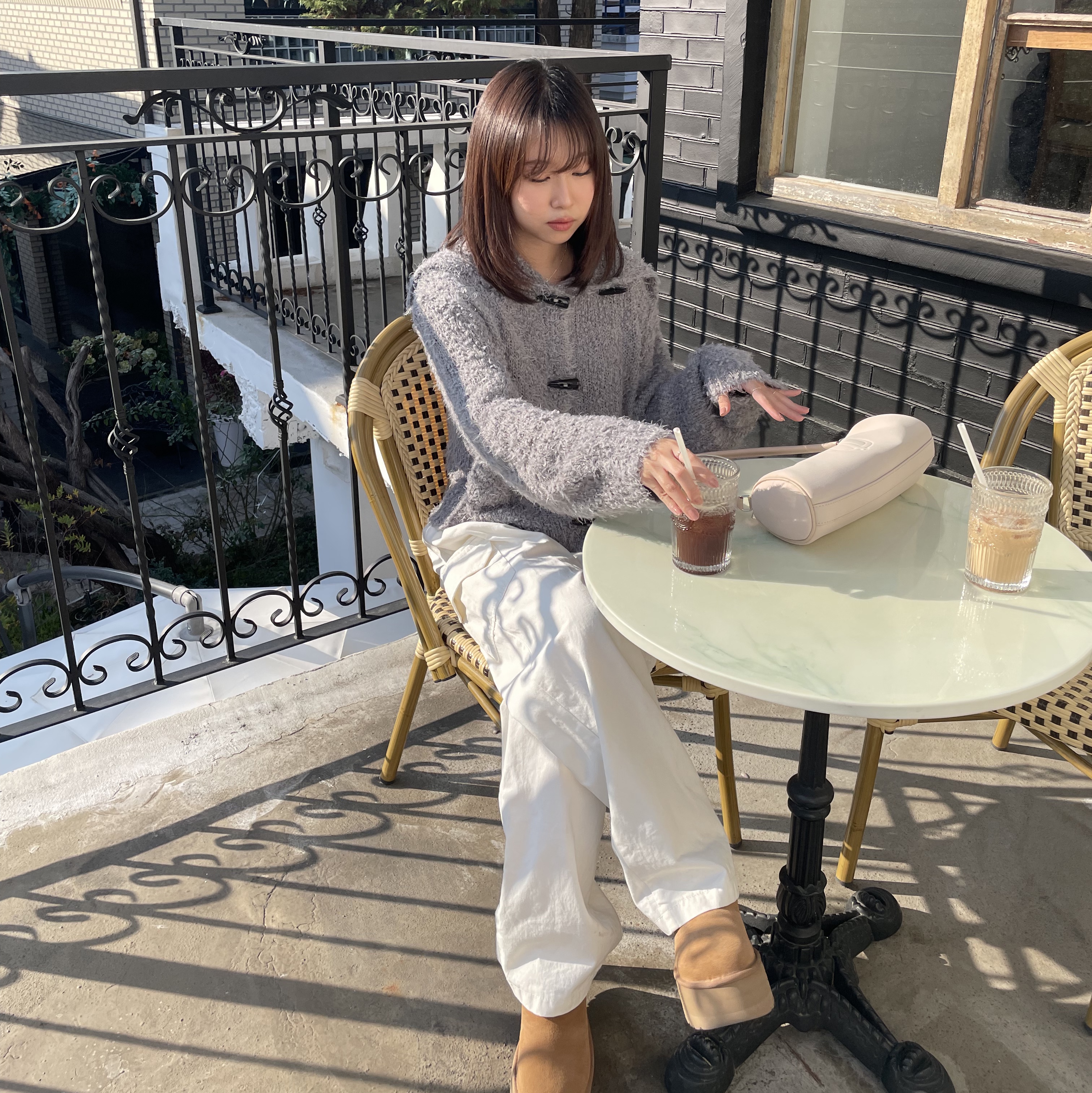 (W) UGG Classic Ultra Mini Platform Boots Chestnut 착용 스타일 - 3