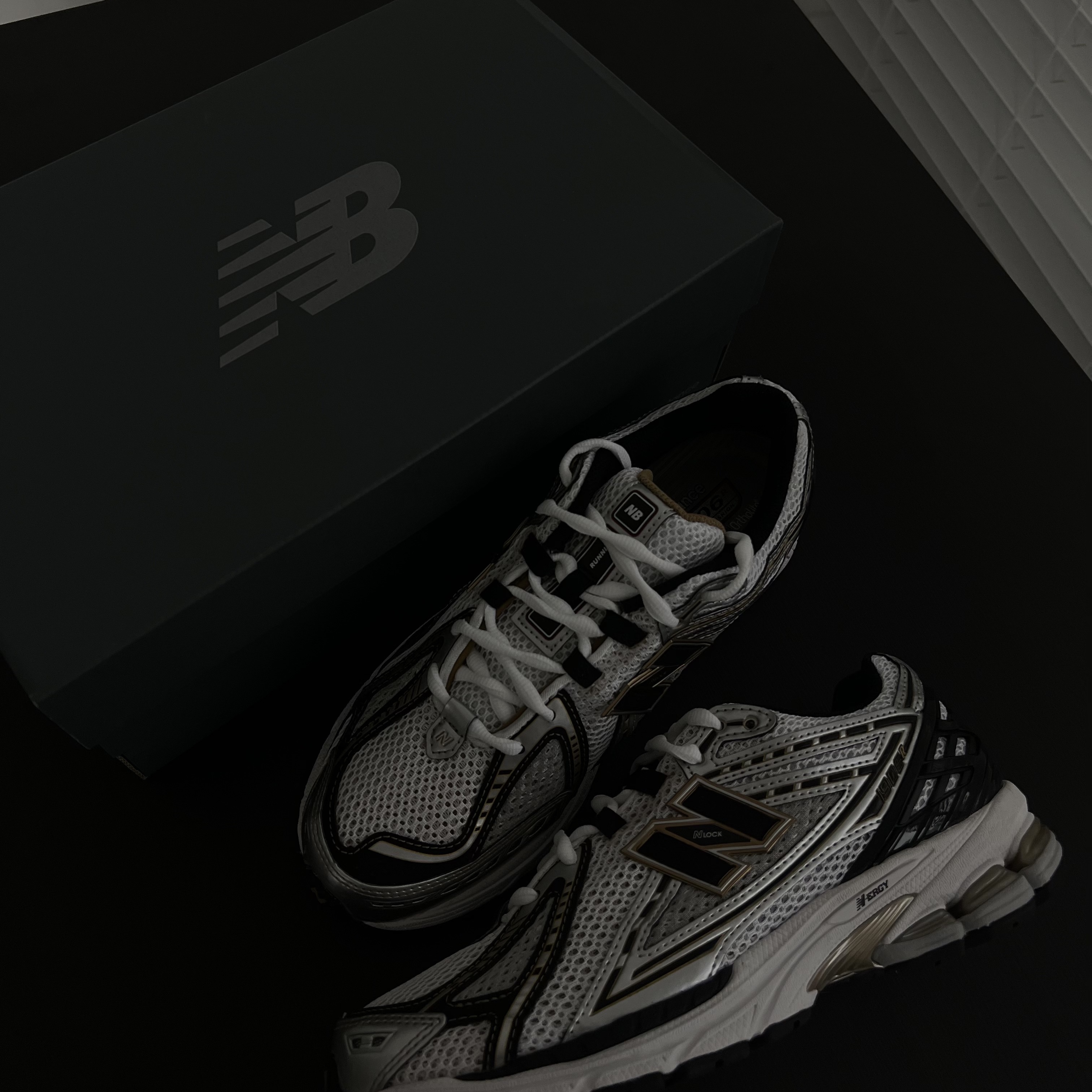 New Balance 1906R White Gold 착용 스타일