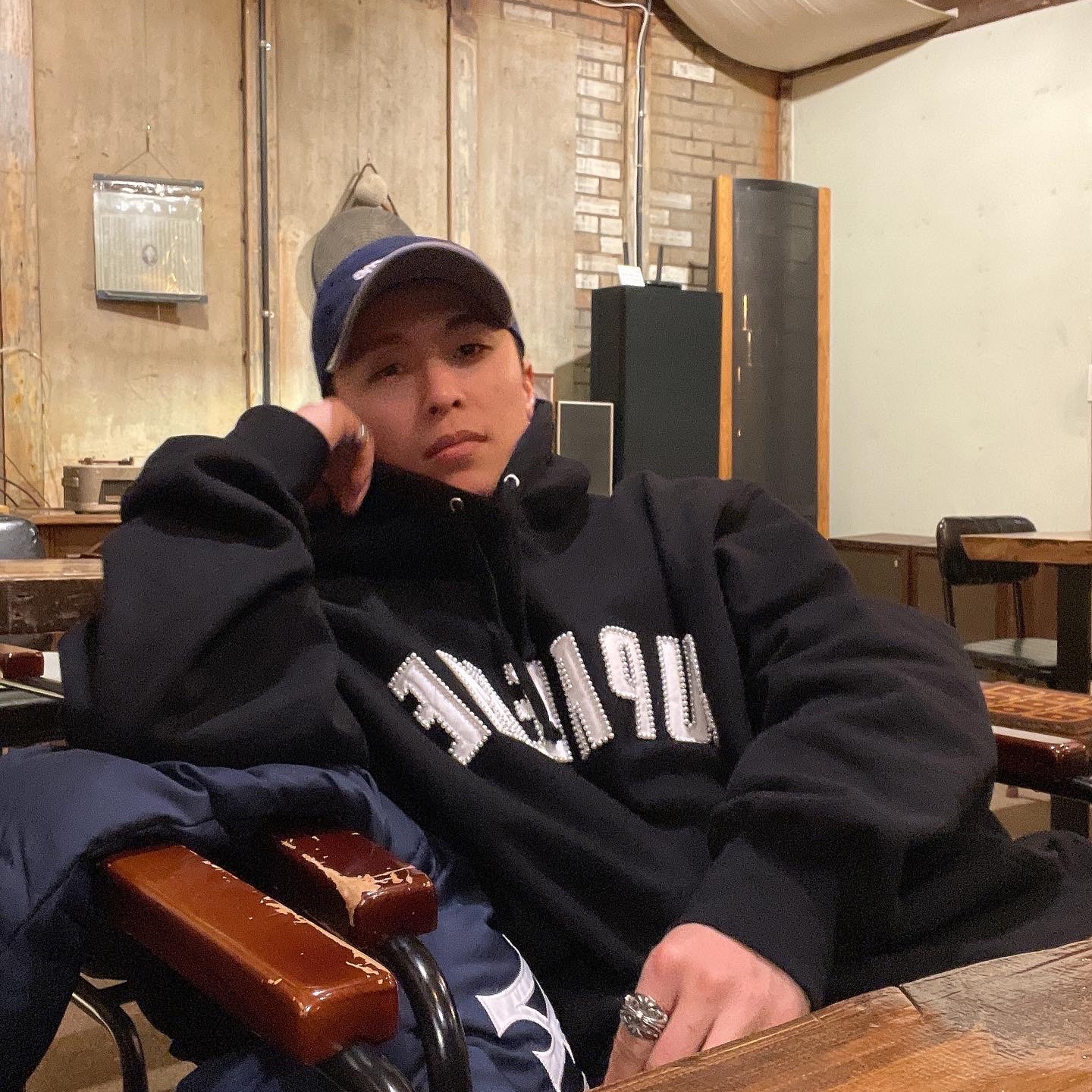Supreme Pearl Logo Hooded Sweatshirt Black - 21FW, Supreme Waxed Cotton Camp Cap Navy - 21FW 착용 스타일 - 3