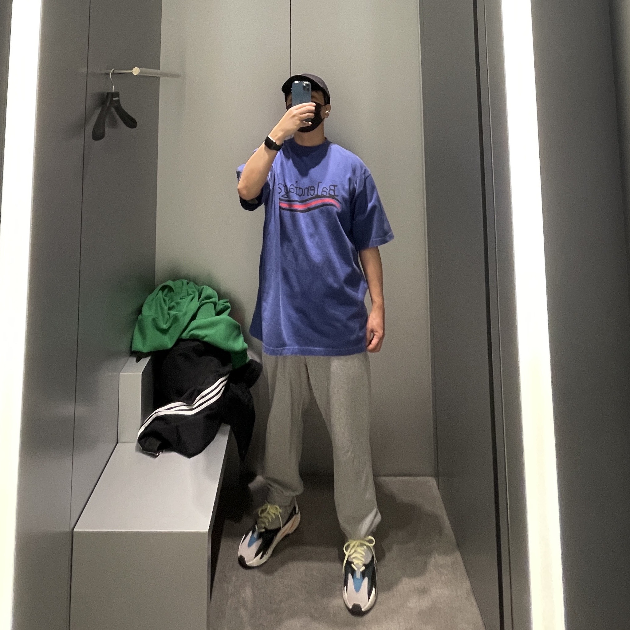 Adidas Yeezy Boost 700 Wave Runner Solid Grey 2021/2022 착용 스타일 - 1