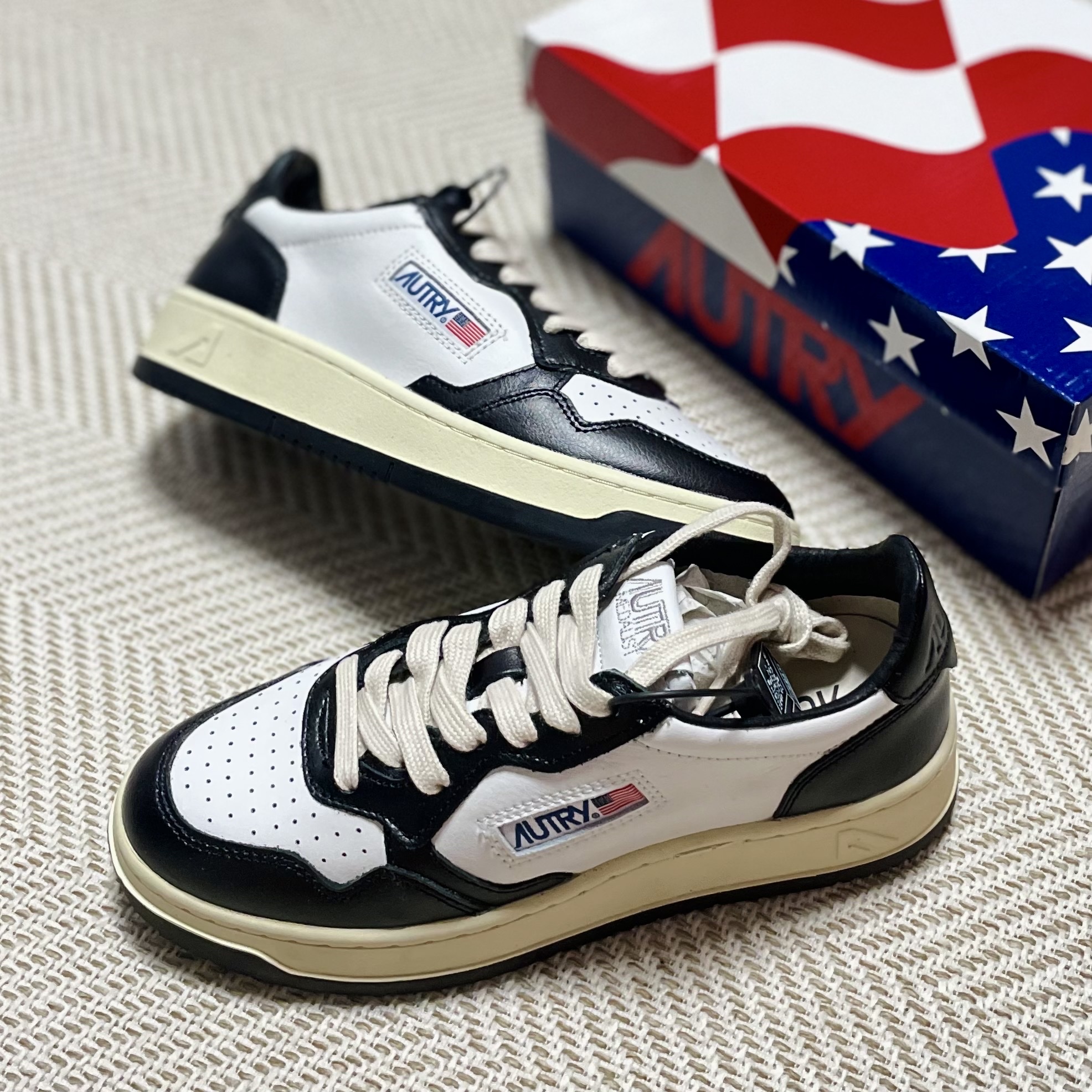 (W) Autry Medalist Low Leather Sneakers Black White, Autry Medalist Low Leather Sneakers Black White 착용 스타일