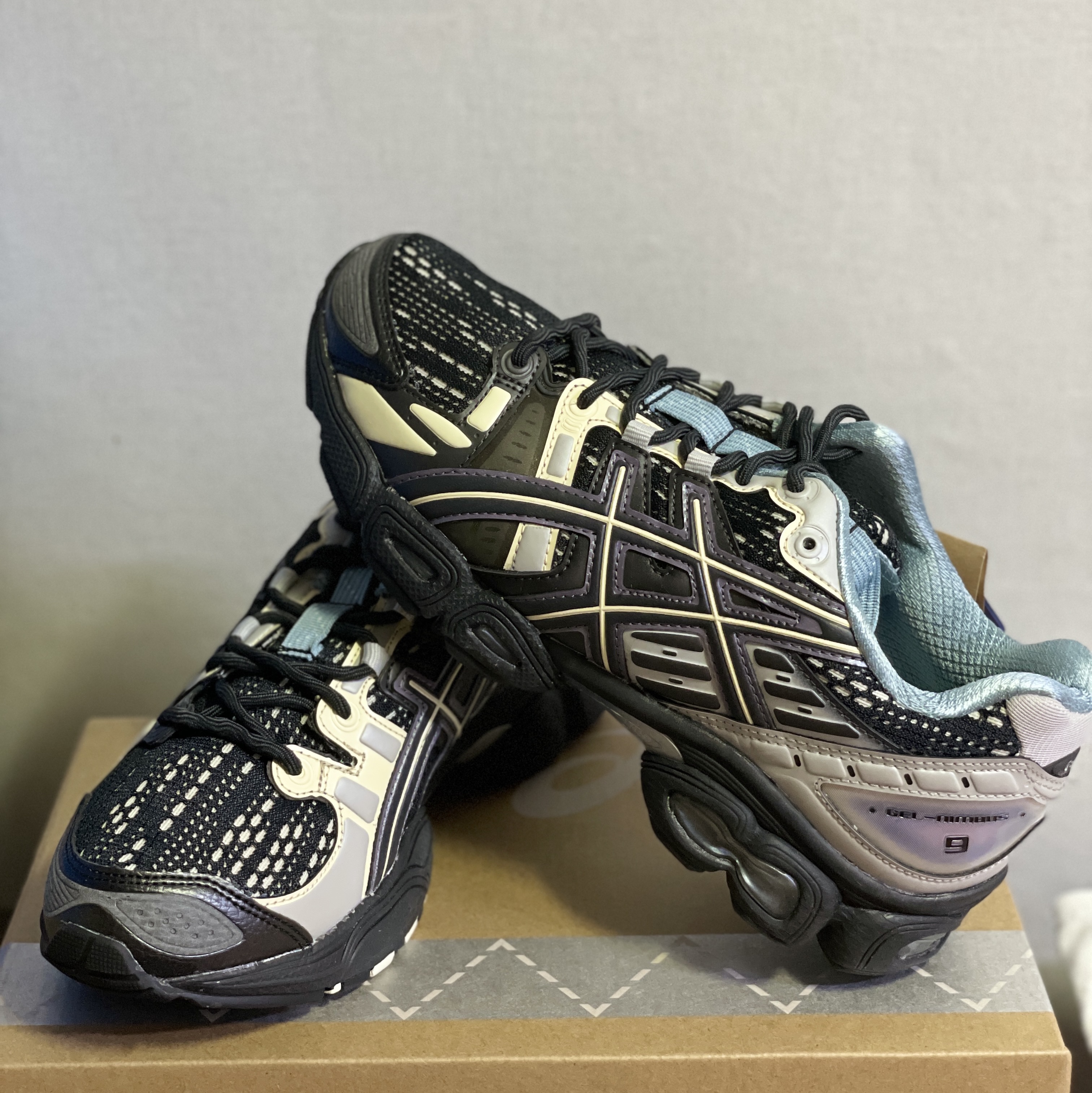 Asics UB5-S Gel-Nimbus 9 Black Gunmetal 착용 스타일 - 2