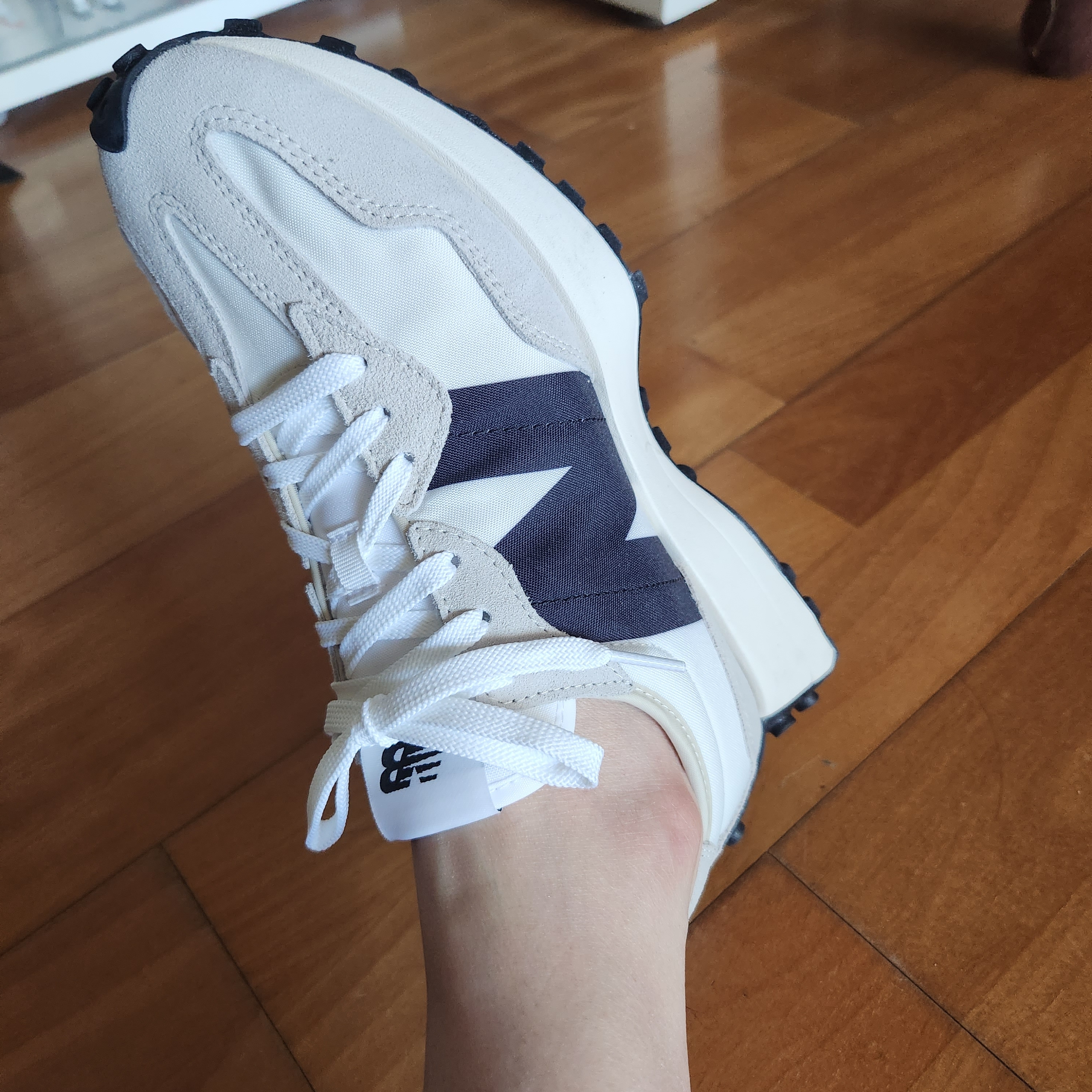 New Balance 327 White Black 착용 스타일 - 2