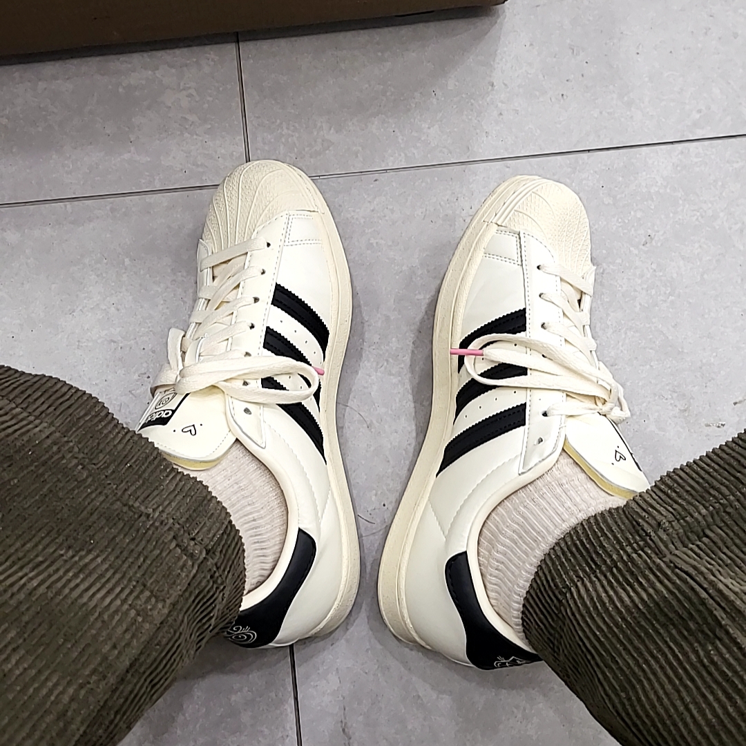 Adidas x Andre Saraiva Superstar Cream White Core Black 착용 스타일 - 1