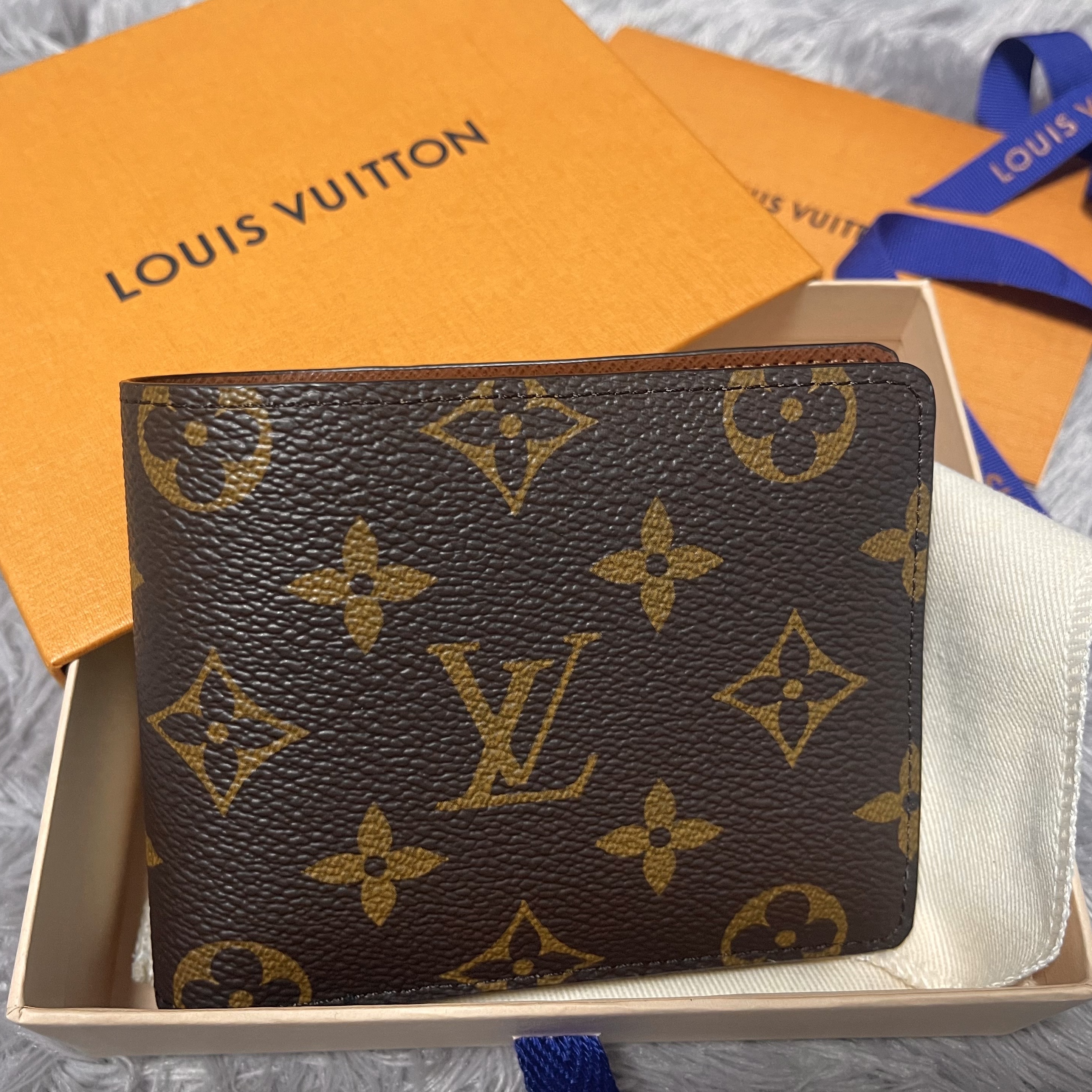 Louis Vuitton Multiple Wallet Monogram 착용 스타일