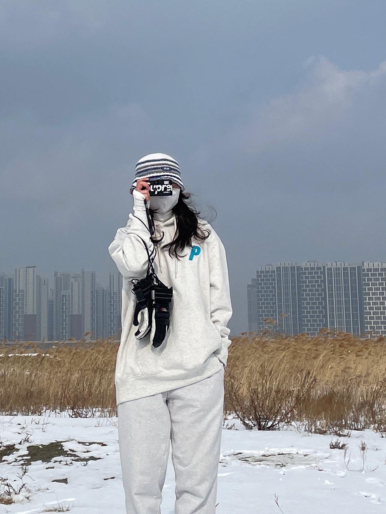 Palace Tri-Chenille Hood Light Grey Marl - 21FW, Palace Stripy Knitted Bucket Hat Black - 21SS 착용 스타일 - 4