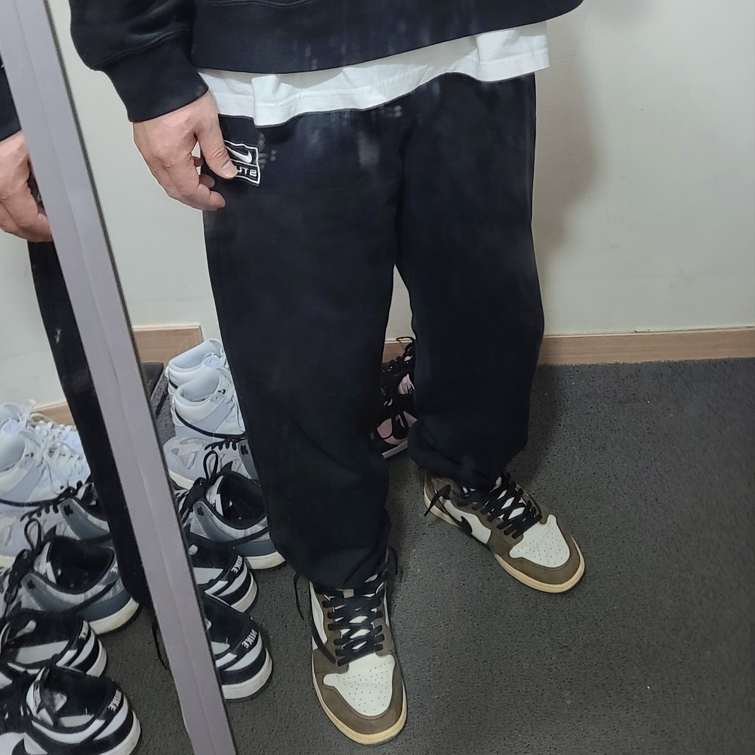 Nike x Stussy NRG Washed Fleece Crewneck Black (DO5310-010), Jordan 1 x Travis Scott Retro High OG SP Mocha 착용 스타일 - 2