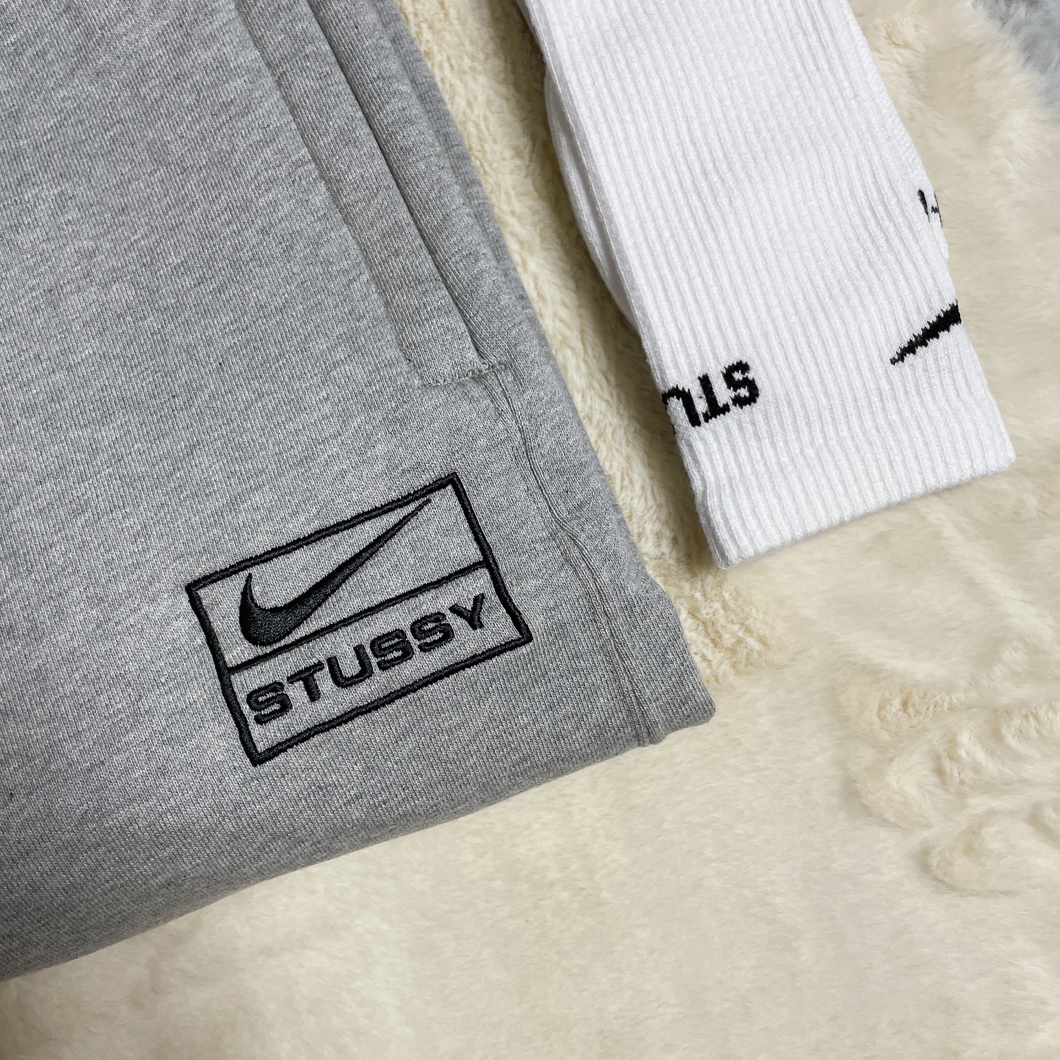 Nike x Stussy NRG Fleece Pants Dark Grey Heather (DO9340-063), Nike x Stussy NRG Crew Socks White Black 착용 스타일 - 1