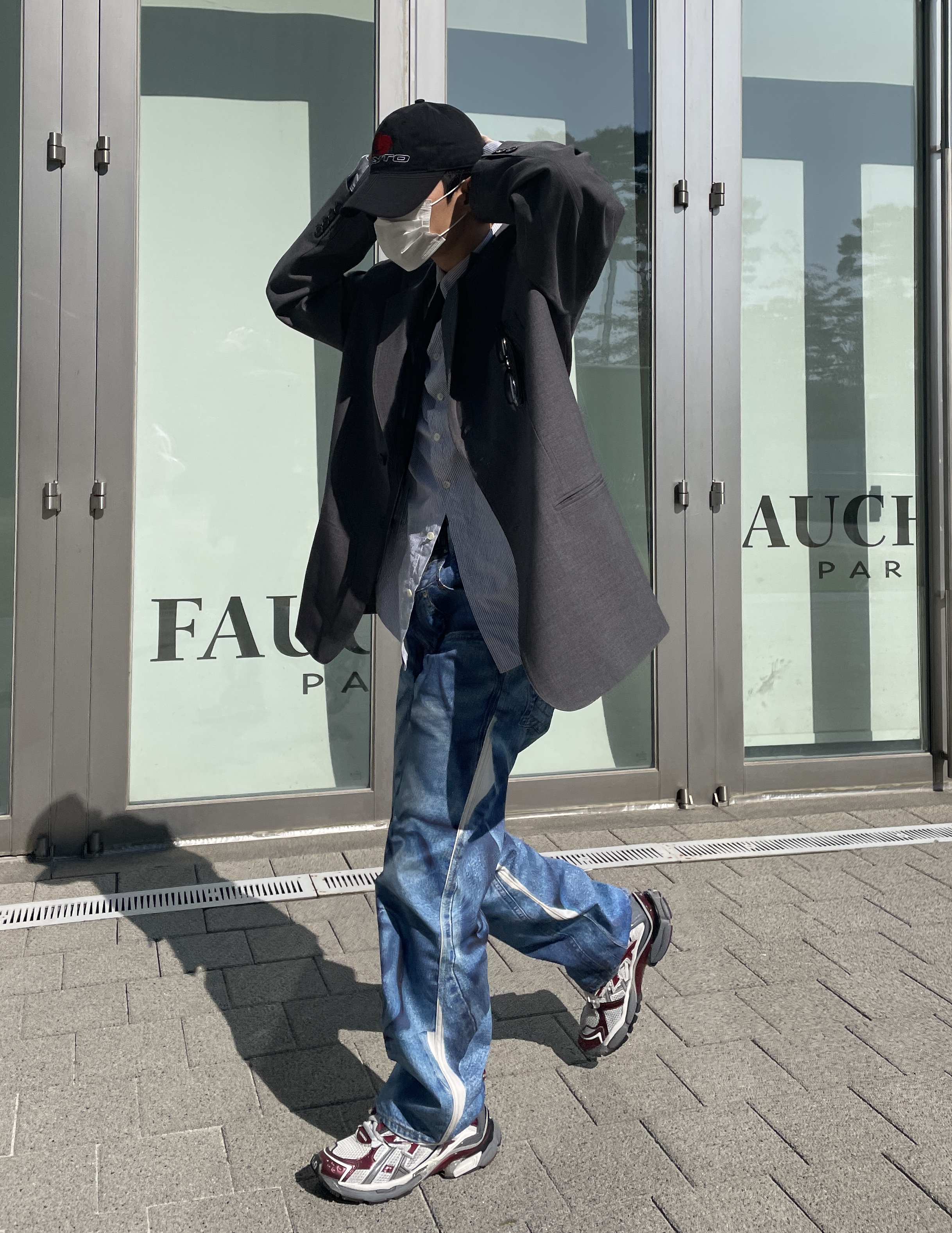 Balenciaga Runner Sneakers Grey Burgundy 착용 스타일 - 3