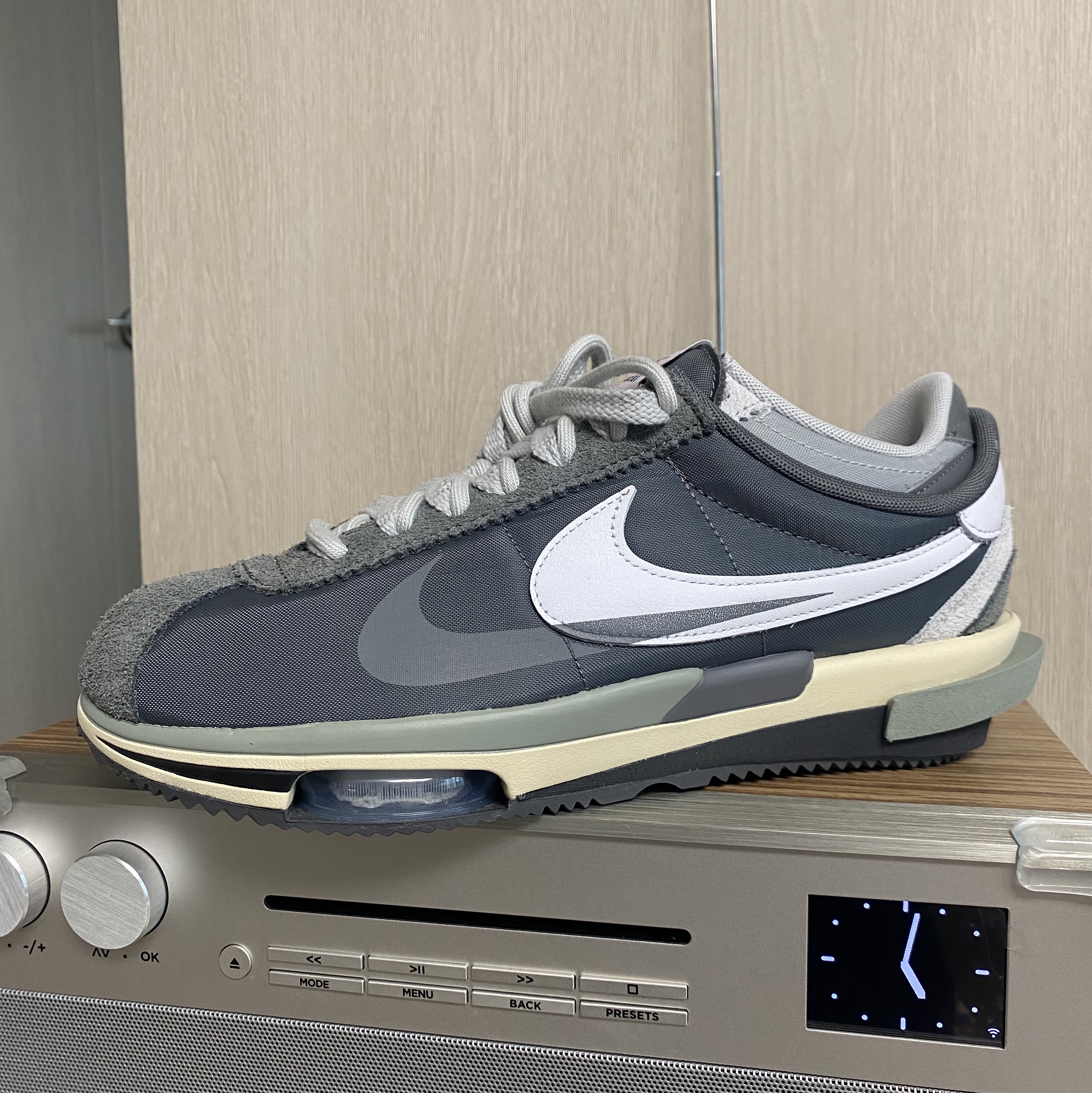 Nike x Sacai Zoom Cortez SP Iron Grey 착용 스타일 - 2