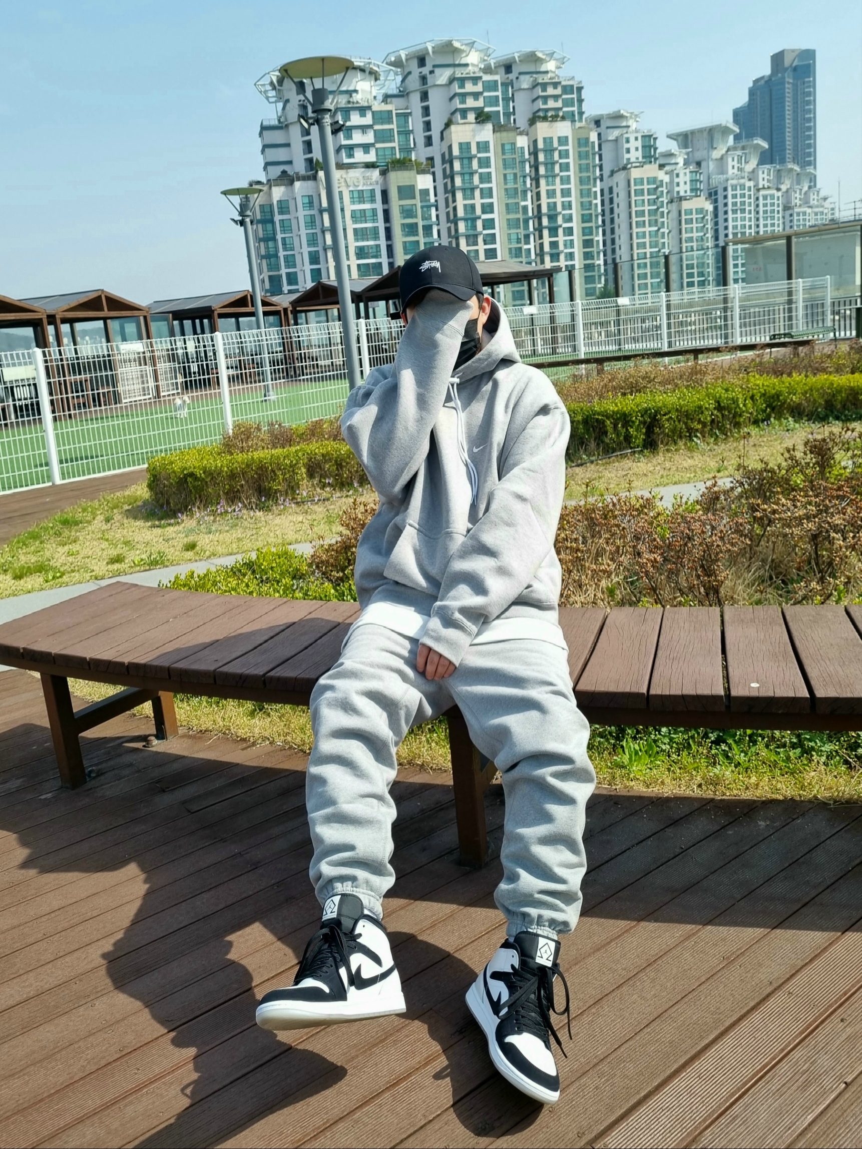 Jordan 1 Mid SE Diamond, Nike NRG Solo Swoosh Fleece Hoodie Dark Grey Heather - Asia 착용 스타일