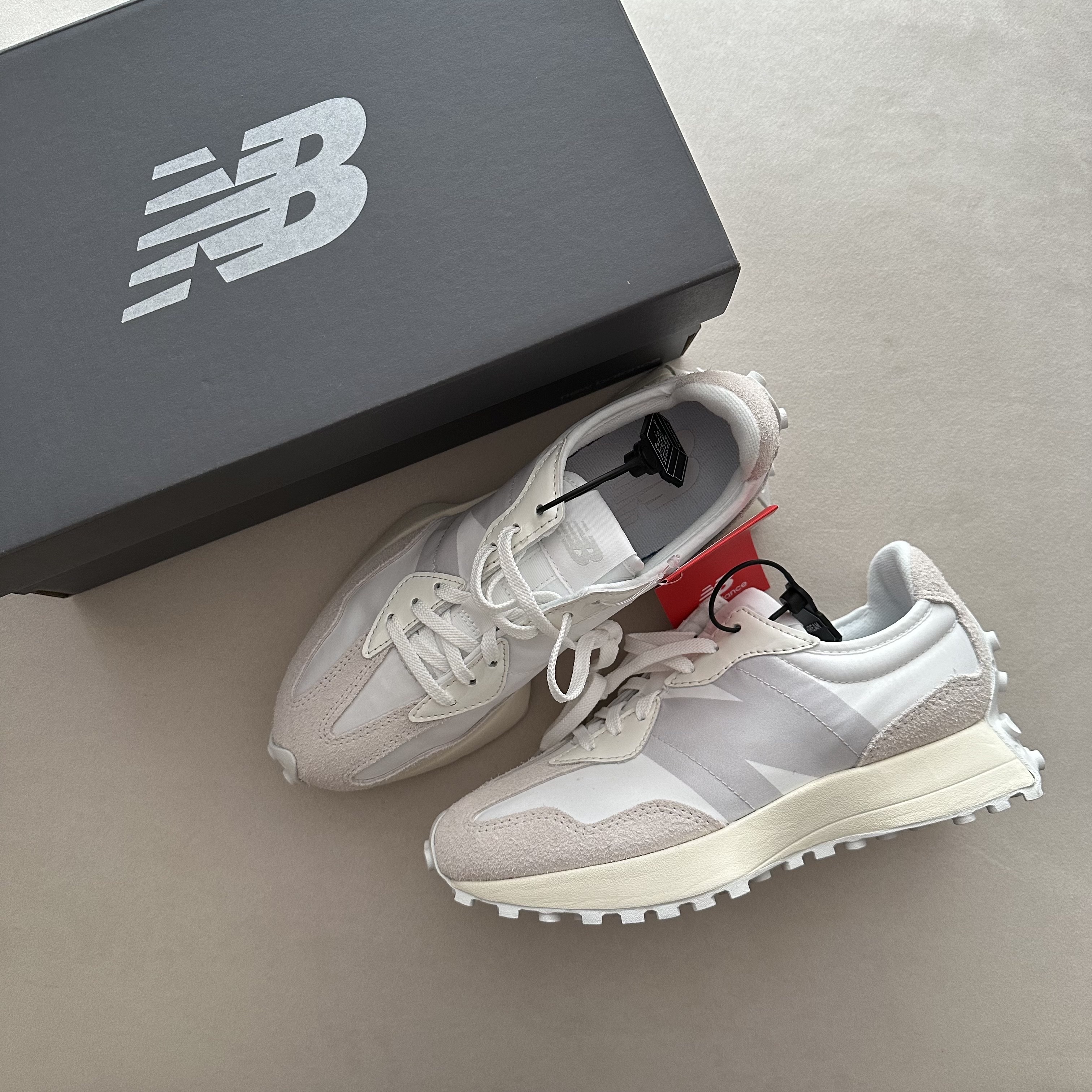 (W) New Balance 327 White Moonbeam 착용 스타일 - 1