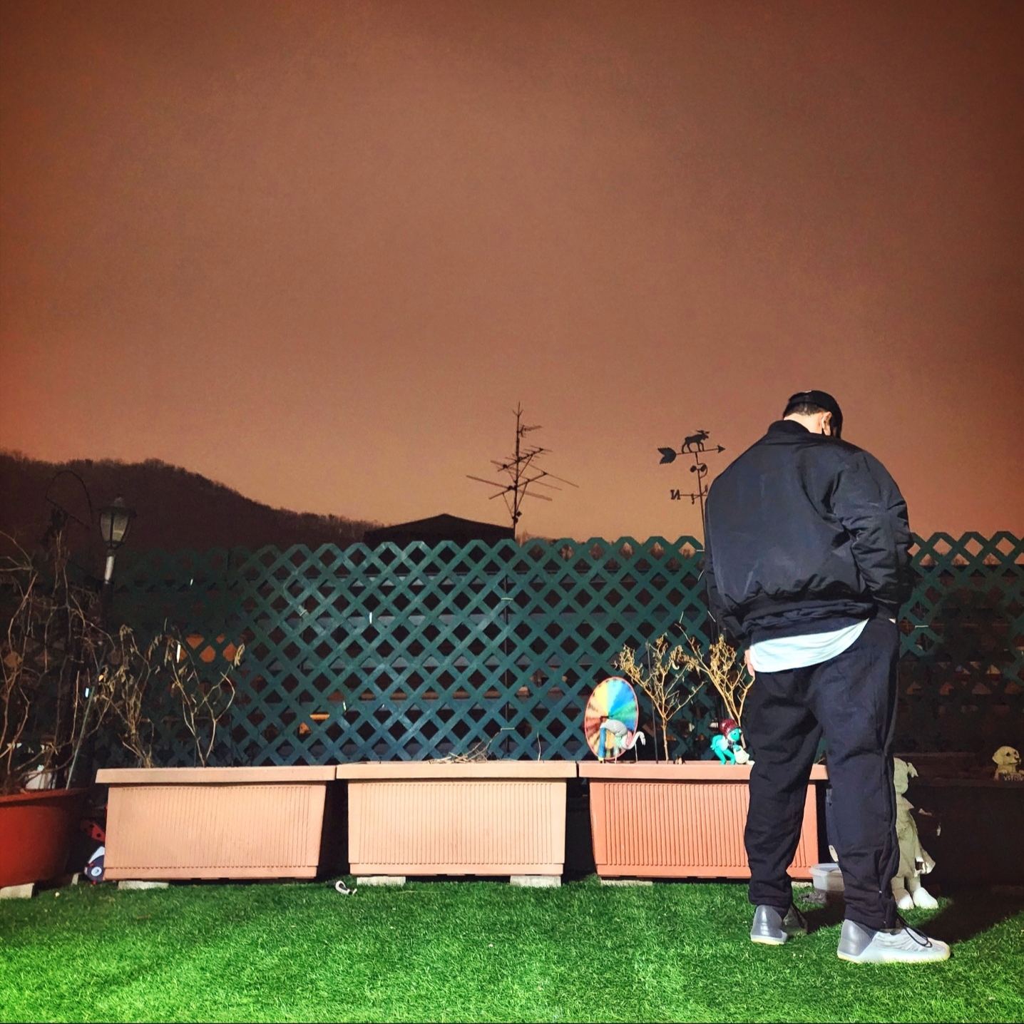 Adidas Yeezy QNTM Lifestyle, Yeezy Gap Engineered By Balenciaga Flame Cap Black 착용 스타일 - 3