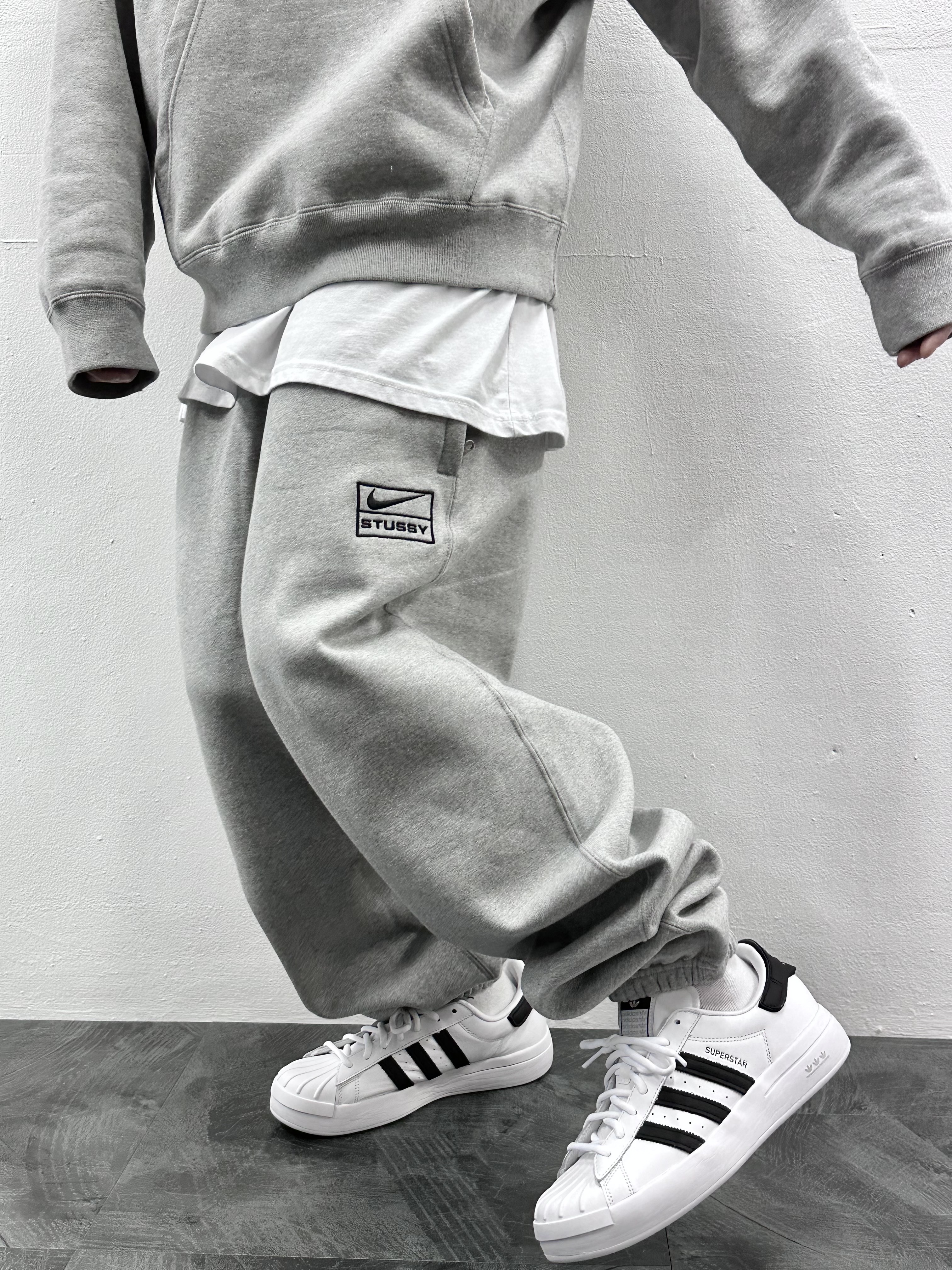 Nike x Stussy NRG Fleece Pants Dark Grey Heather (DO9340-063) 착용 스타일