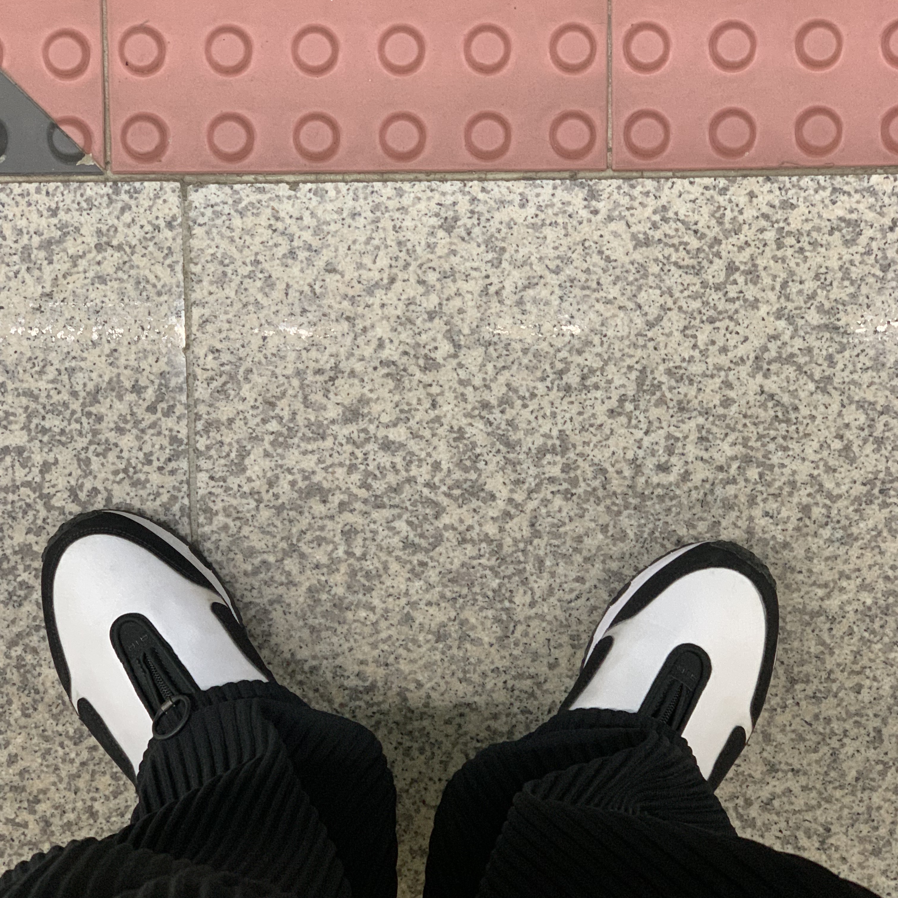 Nike x Comme des Garcons Homme Plus Air Max Sunder SP White Black, Homme Plisse Issey Miyake Straight Basics Pants Black 착용 스타일 - 2