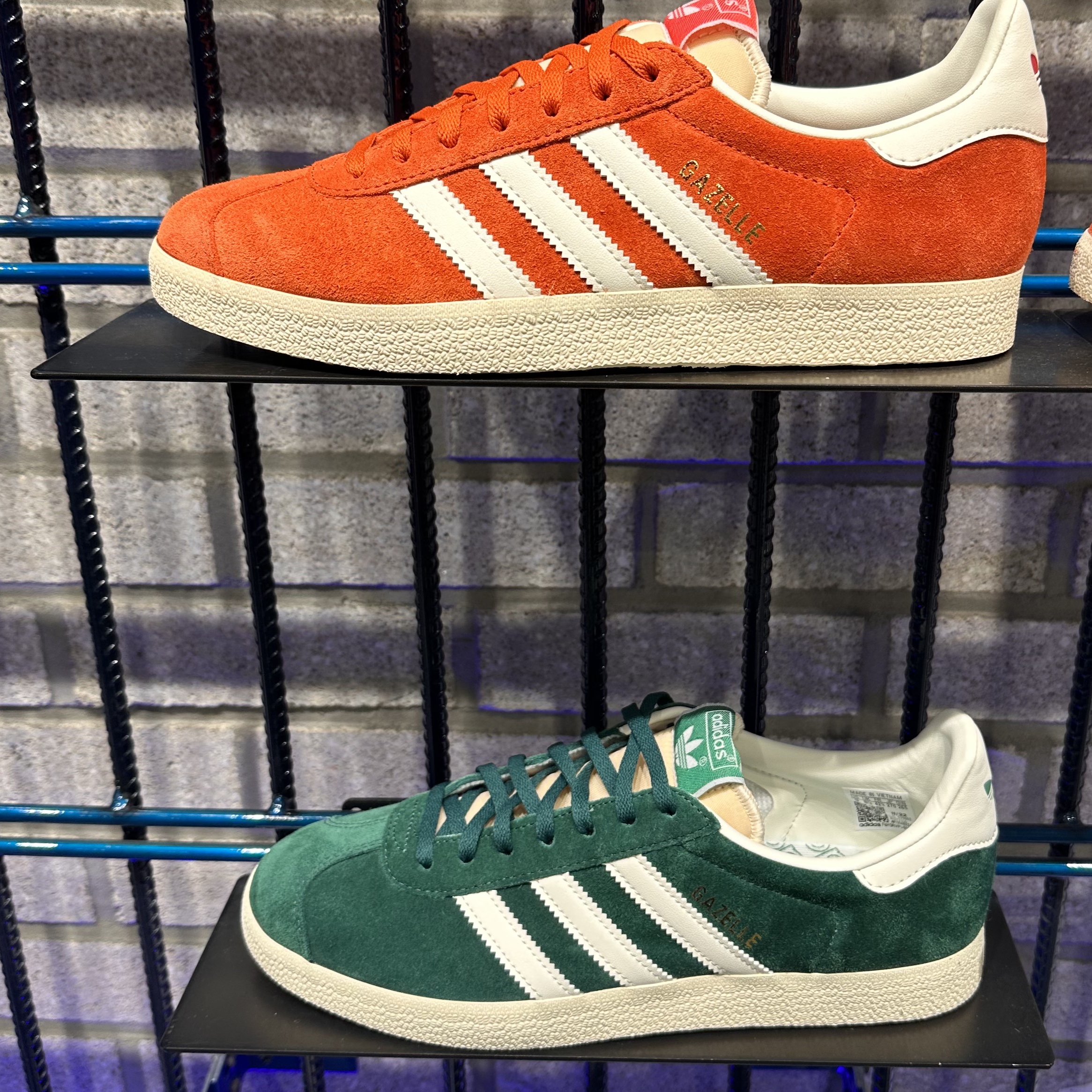 Adidas Gazelle Preloved Red Off White, Adidas Gazelle Dark Green Cream White 착용 스타일 - 1