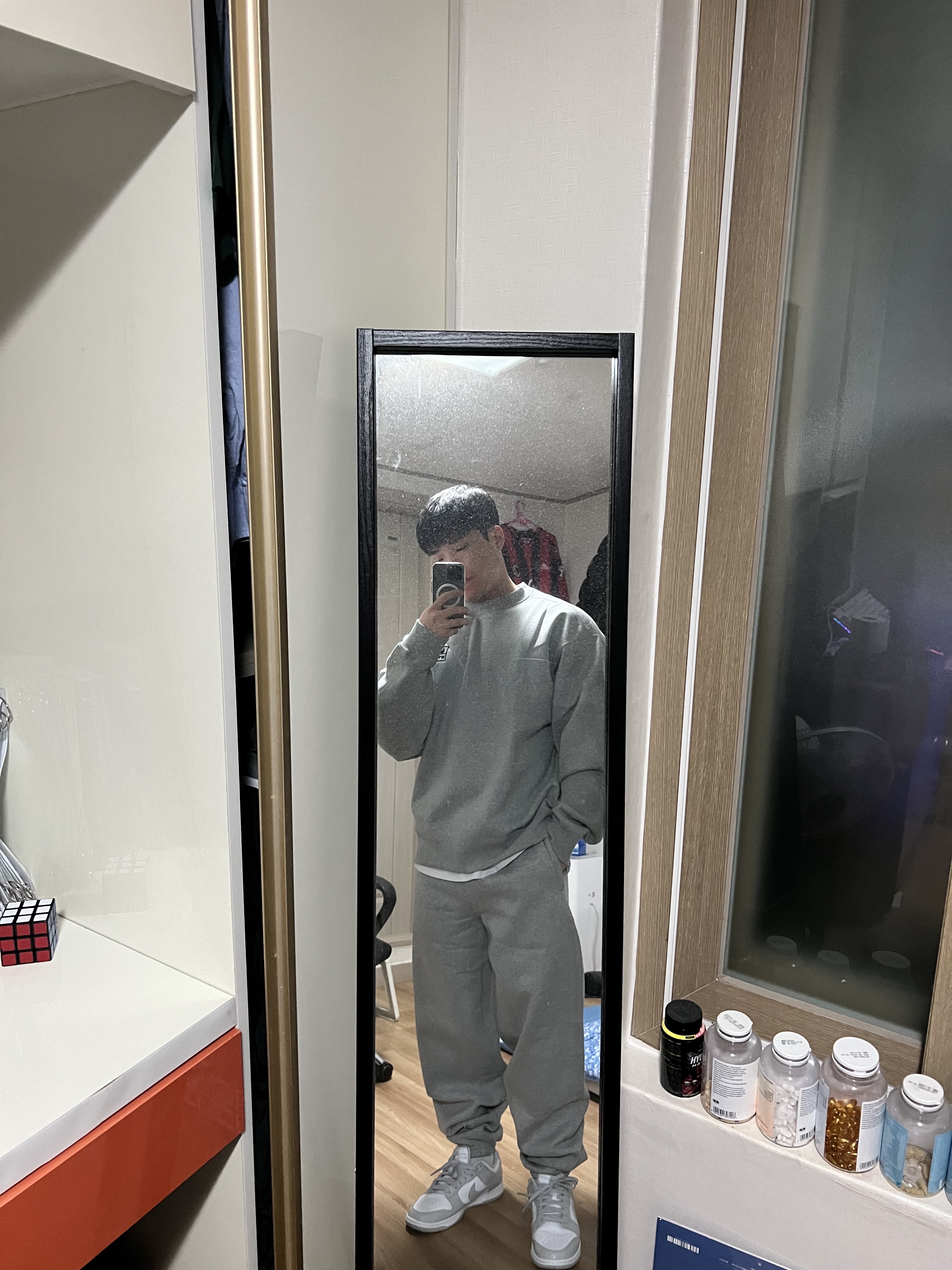 Nike x Stussy NRG Fleece Pants Dark Grey Heather (DO9340-063), Nike x Stussy NRG Fleece Crewneck Dark Grey Heather (DO9337-063) 착용 스타일