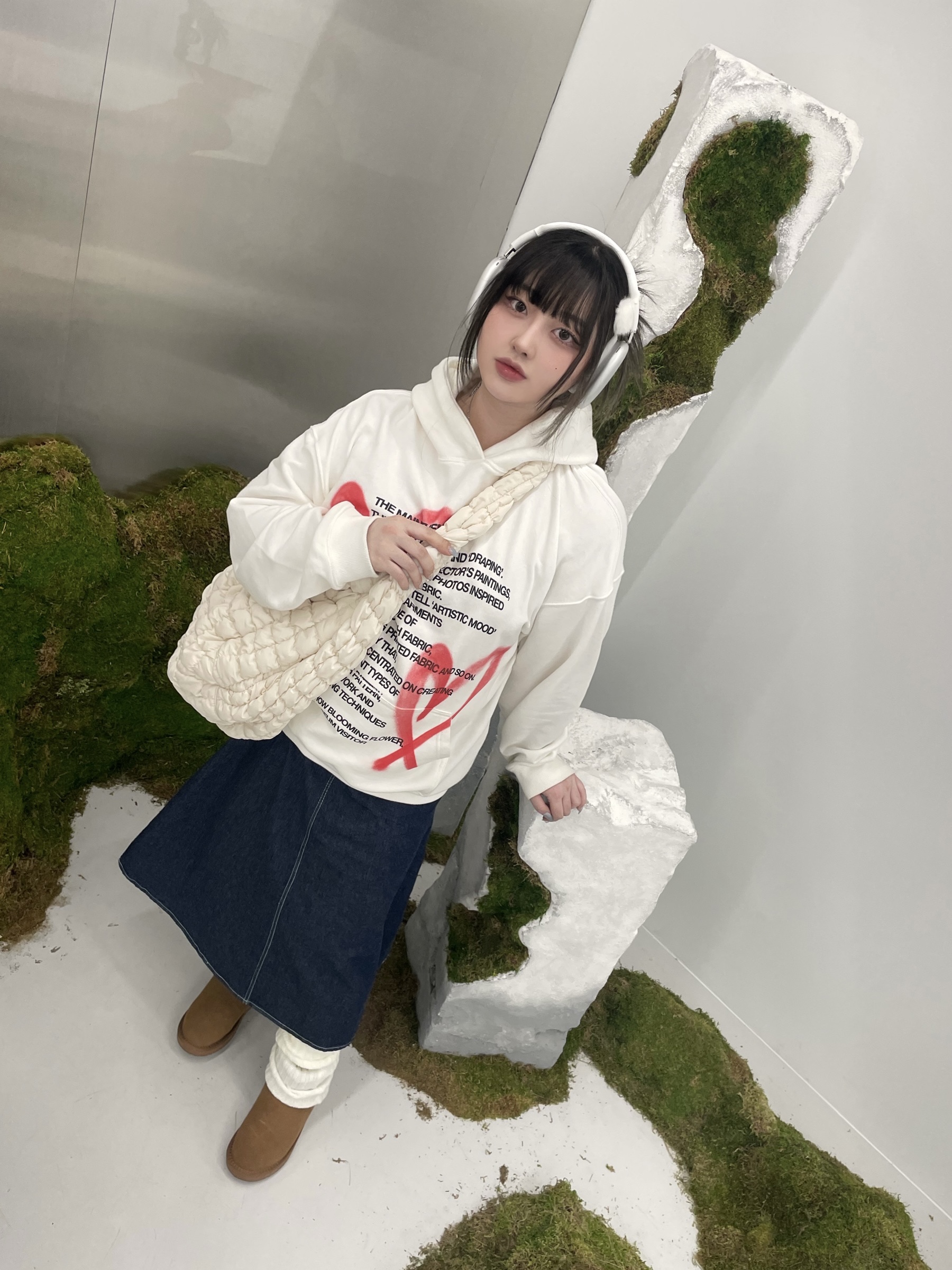 (W) UGG Classic Mini II Boots Chestnut, [KREAM 단독] The Museum Visitor Heart Sprayed Hoody White - 22PF 착용 스타일 - 1
