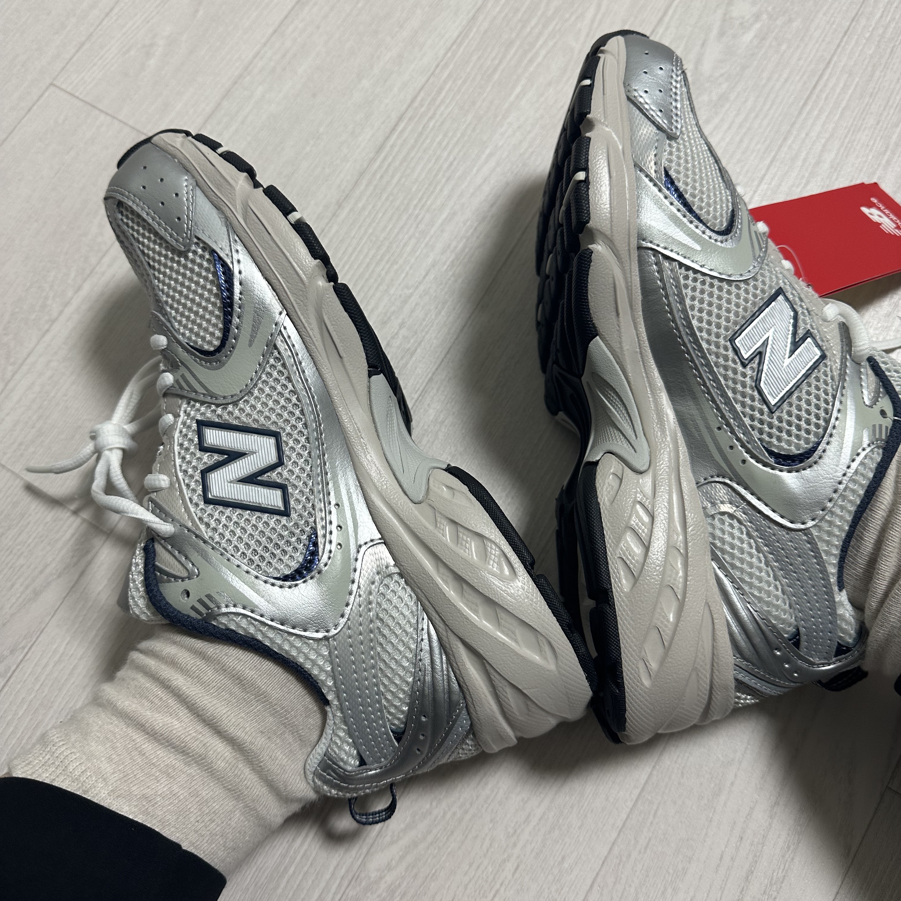 New Balance 530 Steel Grey 착용 스타일 - 2