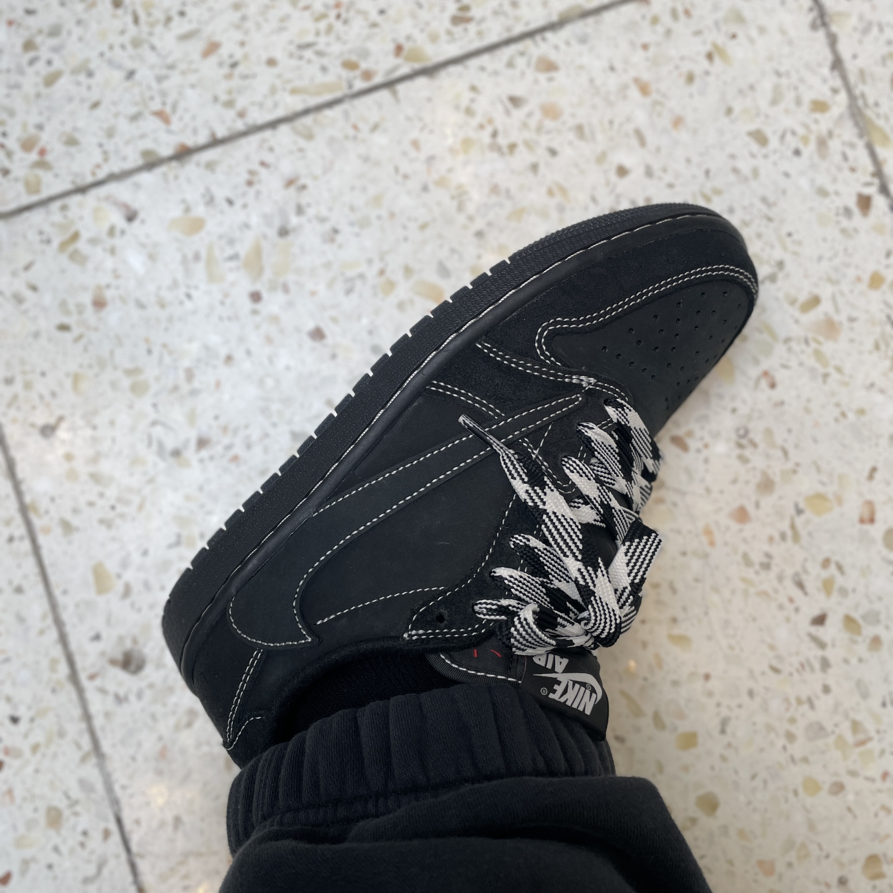 Jordan 1 x Travis Scott Retro Low OG SP Black Phantom 착용 스타일