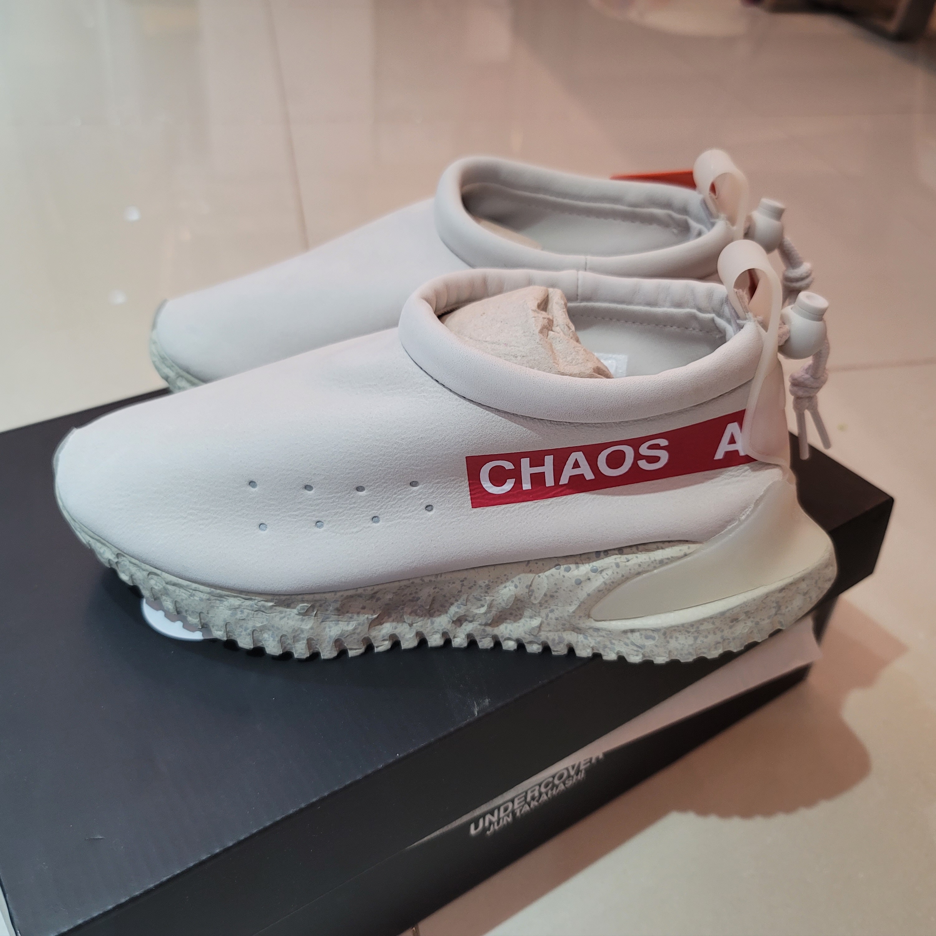 Nike x Undercover Moc Flow SP Light Bone 착용 스타일 - 2