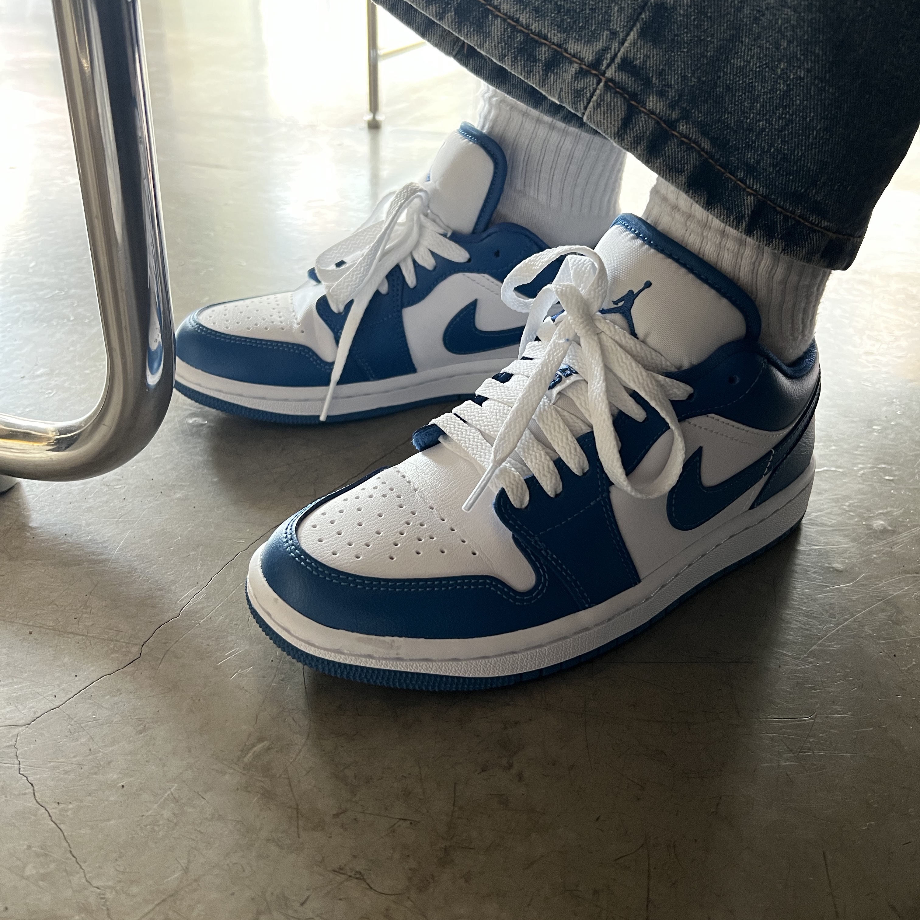 (W) Jordan 1 Low White Dark Marina Blue 착용 스타일 - 1