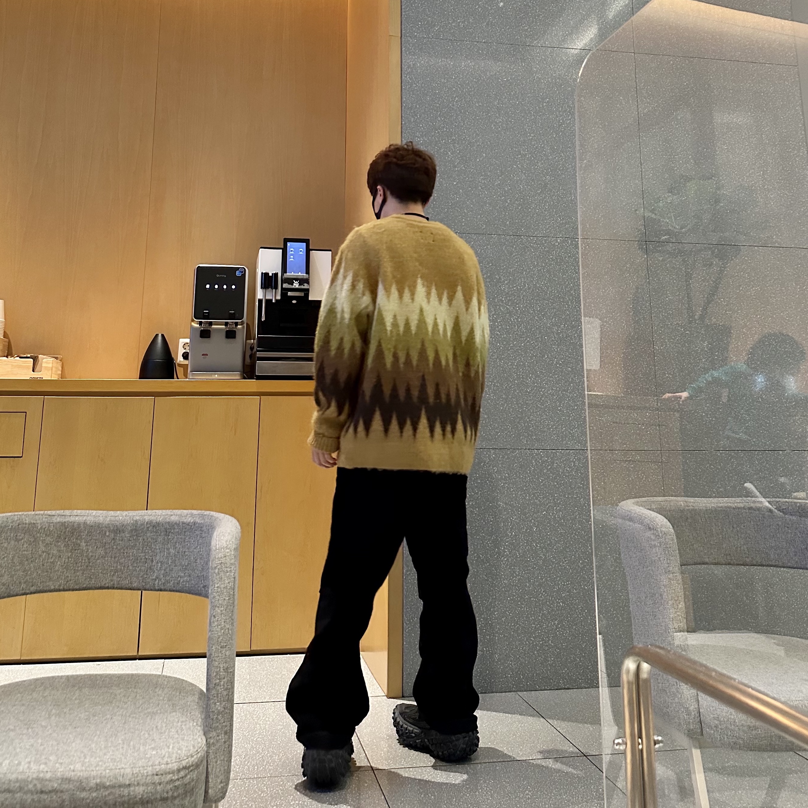Needles Mohair Cardigan Zigzag Taupe, Balenciaga Defender Sneakers Black 착용 스타일 - 2